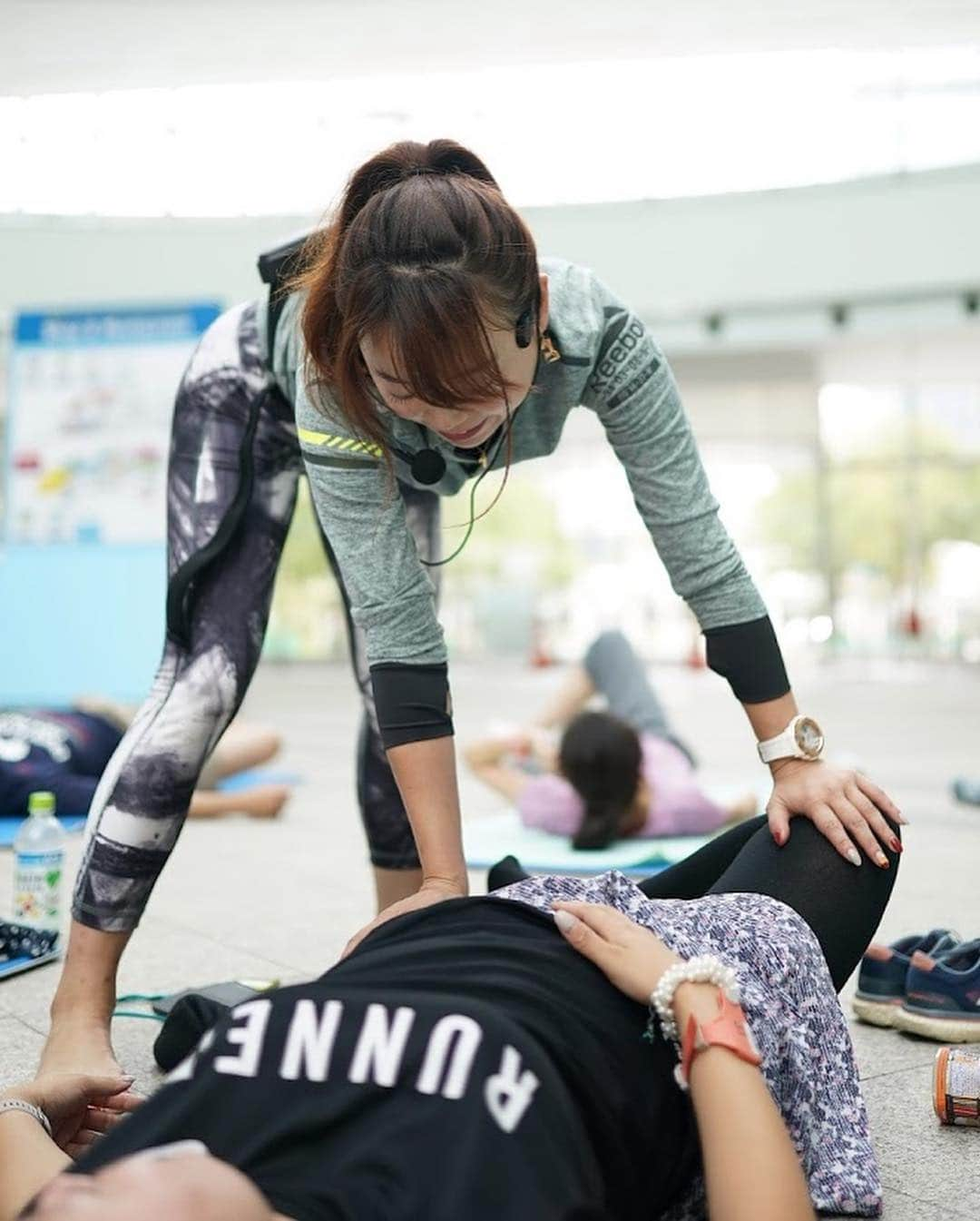 京乃ともみさんのインスタグラム写真 - (京乃ともみInstagram)「Yoga creates a loving, kind and respectful relationship, which lifts your energy and makes you feel alive, and live a better life.... To sum it all up, I believe that yoga helps improving society, and I feel really grateful that I can contribute to “world peace”. I may be exaggerating a little.... but I strongly believe it. I could make someone happy, and that someone will make another one happy! Yoga creates a chain of happiness:)🌍💫💫💫. ヨガを通して私が目の前の生徒さんを幸せにすることが出来たなら、その人が周りに優しくなれて、そんな連鎖が社会を柔らかく包み、世界が平和になるんじゃないかって本気で思っていつもクラスしてる🌸. 私にできることなんて、ほんの小さなスケールの中の一部だとしても、信じているし、そう思わせてくれたヨガの恩恵を誇らしく思います🧘‍♀️🧘‍♂️この仕事が、本当に好き！きっとchain of happiness に…なる！😊. . . . . #yogaphylosophy #loveandpeace #yogainstructor #ヨガインストラクター #lovingmyjob #worldpeace #lokahasamastahasukinobhavantu #namaste #yogaismylife」9月24日 9時13分 - tomomi_kyono