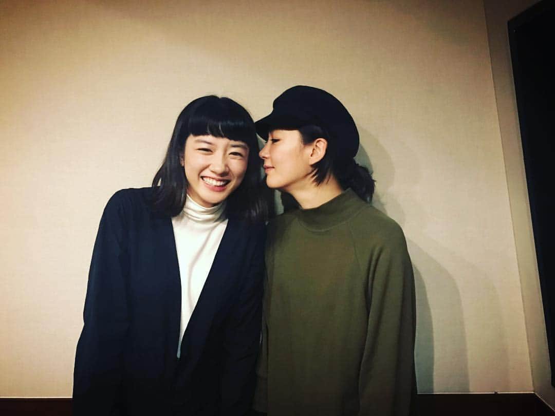 水川あさみのインスタグラム：「今日はめいちゃんの誕生日🎂 おめでとう！ 随分と歳下なもんですが、達観した落ち着きと独特の感性があって、わたしはめいちゃんのことを精神年齢32歳と言ってます。笑 見たことないもの沢山見てほしいな。いろんなこと面白がってほしいな。 10代最後。素晴らしき19歳を送ってね。 おめでとうーーー👏」