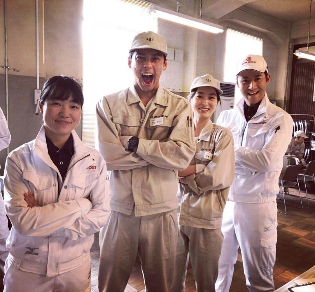 TBS「下町ロケット」さんのインスタグラム写真 - (TBS「下町ロケット」Instagram)「佃製作所とギアゴーストのメンバーが、 共同で何やら機械を分解中⚒ 沢山の人が動いて、部品を動かして、、 そしてカットのたびに元の位置にもどして、 を繰り返して、撮っていますよ〜👨‍🚒 ！ #人がいっぱい #部品もいっぱい！ #なくさないようにしなくては #観察力が鍛えられます⚒ #竹内くんは口の大きさアピールでしょうか？👄 #今日もお疲れ様です！ #下町ロケット #竹内涼真 #徳重聡 #イモトアヤコ #朝倉あき #馬場徹 #山田悠介  #松川尚瑠輝 #菅野莉央 #tbs #池井戸潤  #10月14日放送スタート」9月24日 21時31分 - rocket_tbs