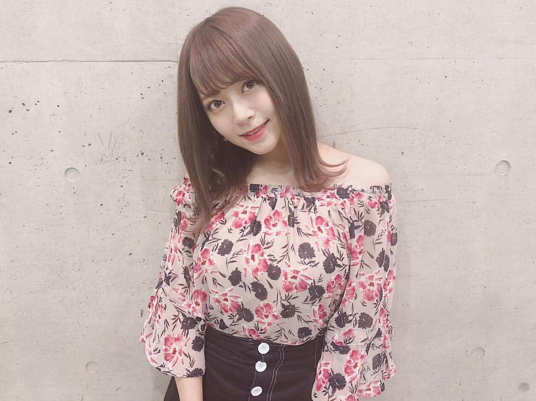 岩花詩乃のインスタグラム：「握手会ありがとうございました！✨ 今日の私服、可愛いねーって言ってくれる方が多くて嬉しかった😌 ECLINの展示会で注文したトップスです( ˙꒳​˙ ) * * #握手会#幕張メッセ#ECLIN#トップス#私服」