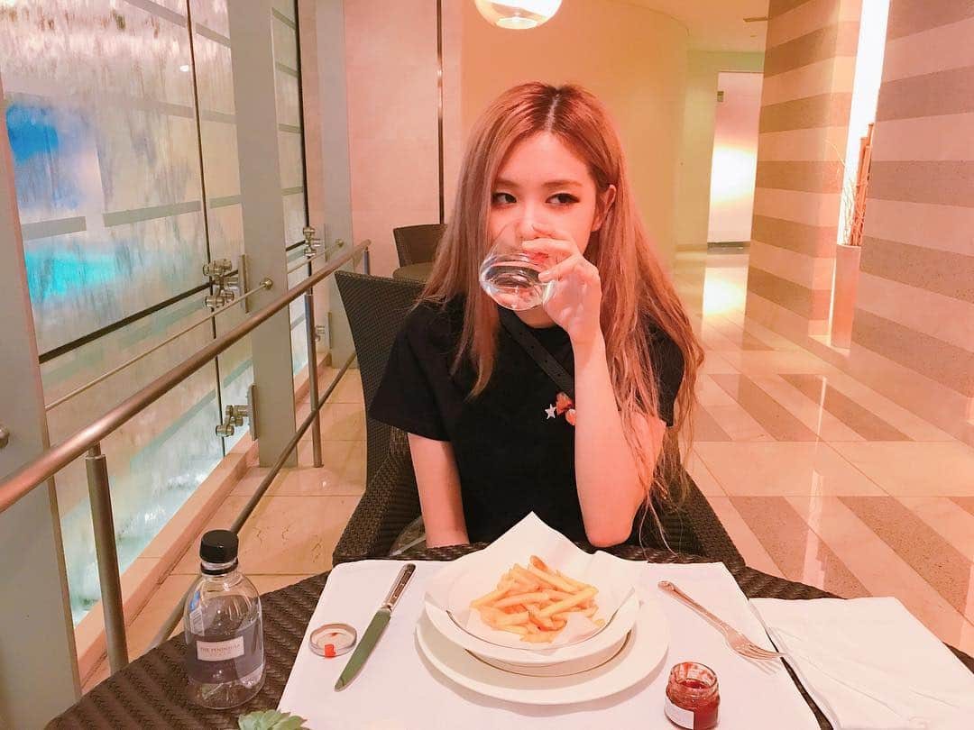 ロゼさんのインスタグラム写真 - (ロゼInstagram)「best fries come after swimming 🍟🏊🏻‍♀️❤️」9月24日 20時28分 - roses_are_rosie