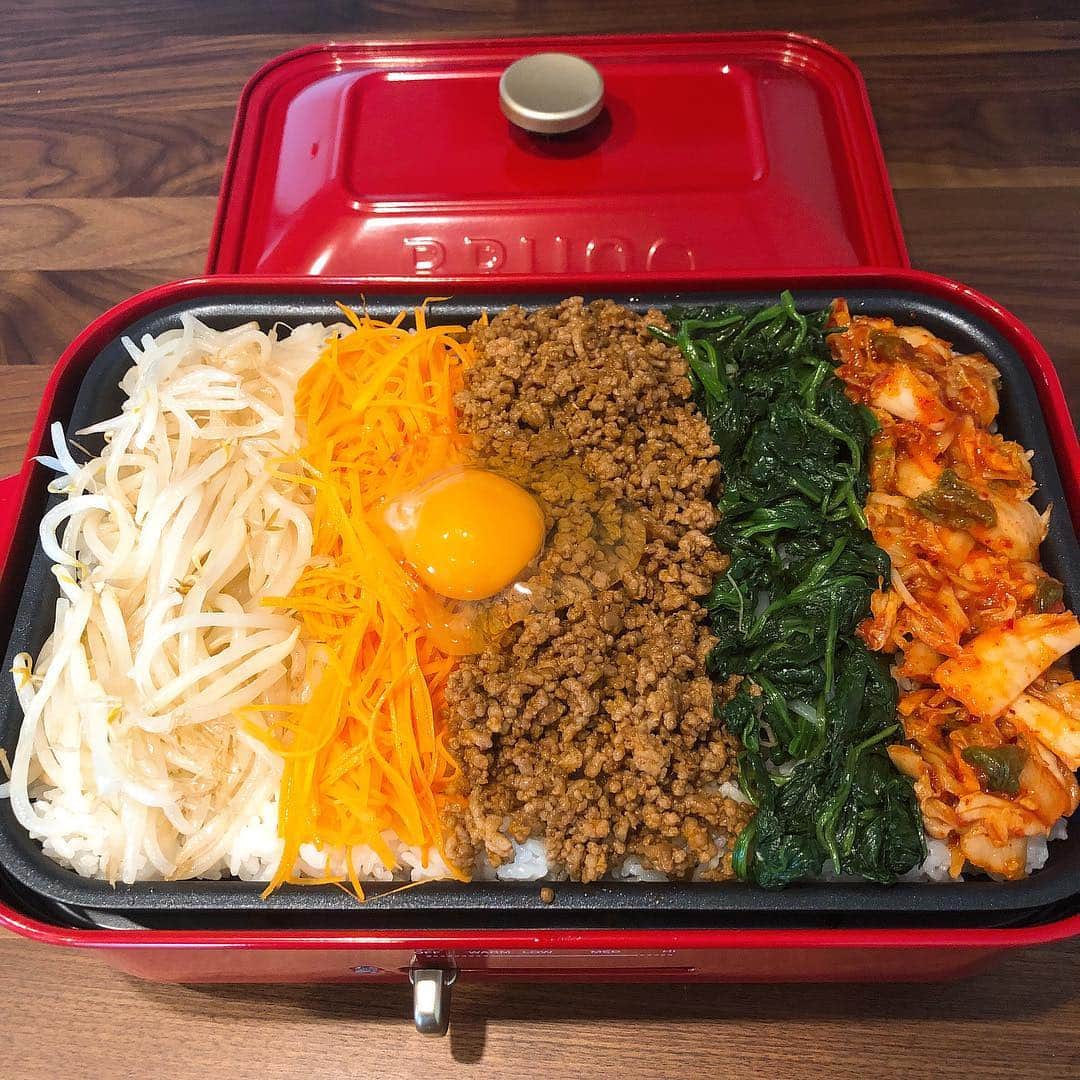 近藤千尋のインスタグラム：「仲良し家族とうちご飯☺️❤︎ タッカンマリにハマる私🐷  久しぶりにまったり過ごして あっという間の三連休🍂😍 明日からまたお仕事頑張れる💖 ご飯の写メもちゃんと毎日撮ろう🍙 #ブルーノ  #太田家飯でございます」