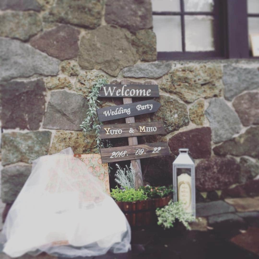 ラッセンブリ広尾のインスタグラム：「ラッセンブリ広尾の玄関です。お二人がご用意したウェルカムサイン✨ゲストをお出迎えです♪ #ラッセンブリ広尾 #lassemblee #ウェルカムサイン #welcomesign #お出迎え #手作り #weddingphotography」