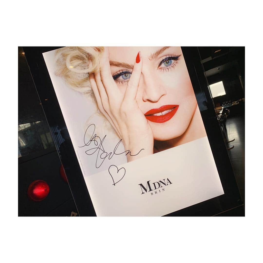 鍋谷真子さんのインスタグラム写真 - (鍋谷真子Instagram)「*** マドンナがプロデュース、愛用している MDNA SKIN @mdnaskin_jp の イベントにご招待して頂きました💐 . #チェアヨガ に #マクロビ料理 🧘‍♀️🍳 心身ともにリラックスした後は #スキンケア 体験💆🏻‍♀️ 1枚目はクレイパック後の写真、♡ クレイパックを3枚目の動画のように 磁石で吸い取るんだけど、 肌へのダメージもなく、モチモチツヤツヤ肌になって 何よりリフトアップ効果にびっくり🙏🏻！ その後の化粧ノリも全然違くて、想像以上でした😳！ . #mdnaskin #朝バレ #朝バレクレイ #ヨガ #クレイパック #tuningyourskin #mdna #マドンナ #スキンケア #ヨガ #マクロビ」9月24日 21時02分 - jj_mako