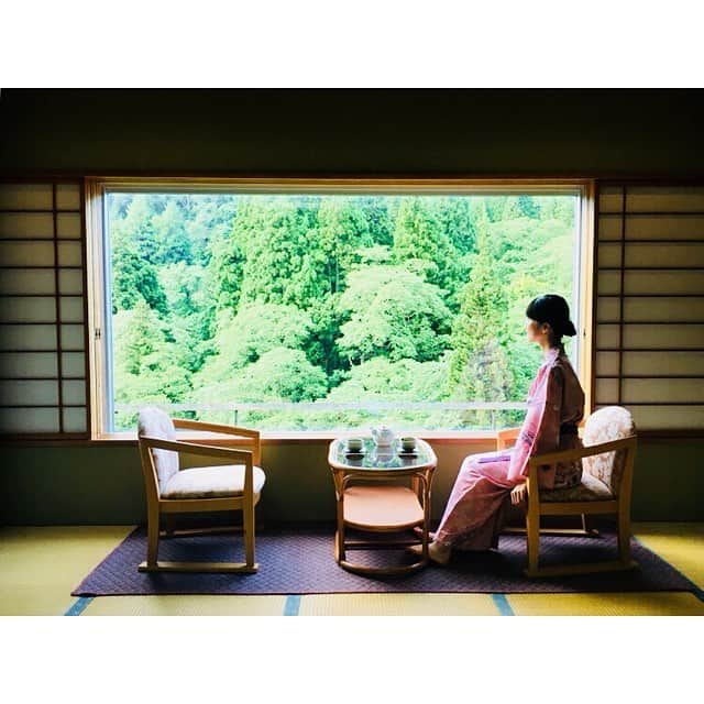 有地佐哉香さんのインスタグラム写真 - (有地佐哉香Instagram)「窓からの眺めが一枚絵のよう🌿  #温泉 #浴衣 #3連休」9月24日 14時32分 - arichi_sayaka