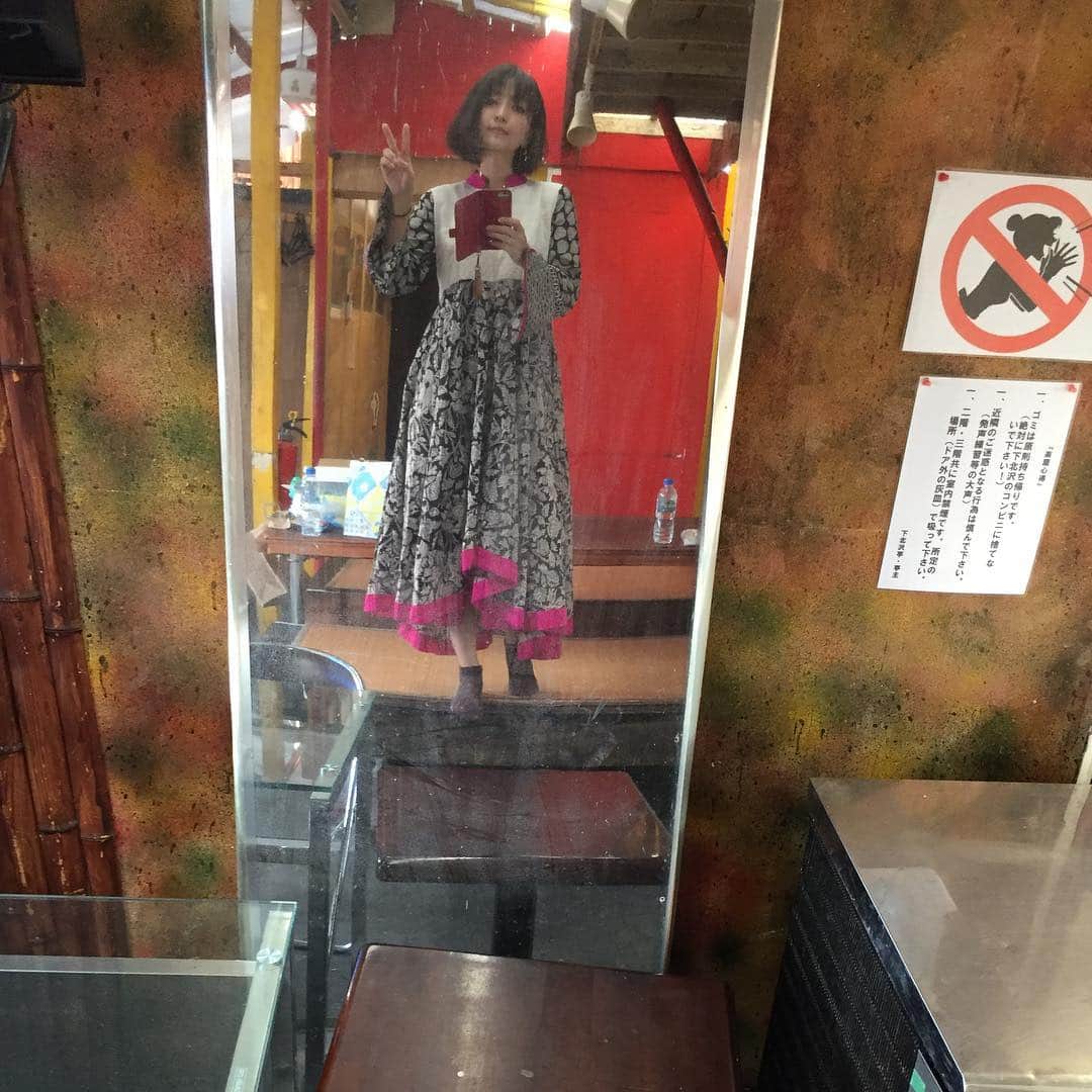 平田裕香さんのインスタグラム写真 - (平田裕香Instagram)「お気に入りのお洋服。  ワンピース。  古着屋さんで見つけて一目惚れ。  主張が激しいから着るときに勇気が必要だったのだけど、とても評判もよくて。  70年代のアメリカのお洋服らしいんだけど、どこか民族チックでもあるの。」9月24日 15時50分 - hirata_yukaco
