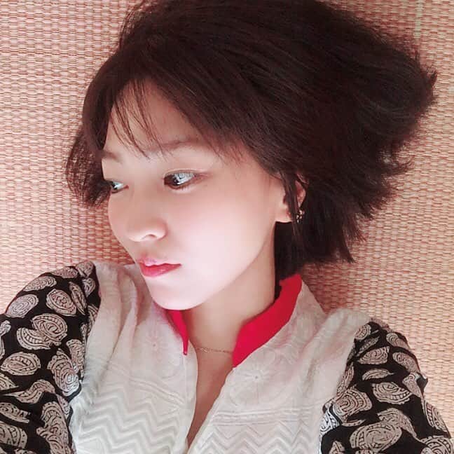 平田裕香のインスタグラム：「お気に入りのお洋服。  ワンピース。  古着屋さんで見つけて一目惚れ。  主張が激しいから着るときに勇気が必要だったのだけど、とても評判もよくて。  70年代のアメリカのお洋服らしいんだけど、どこか民族チックでもあるの。」