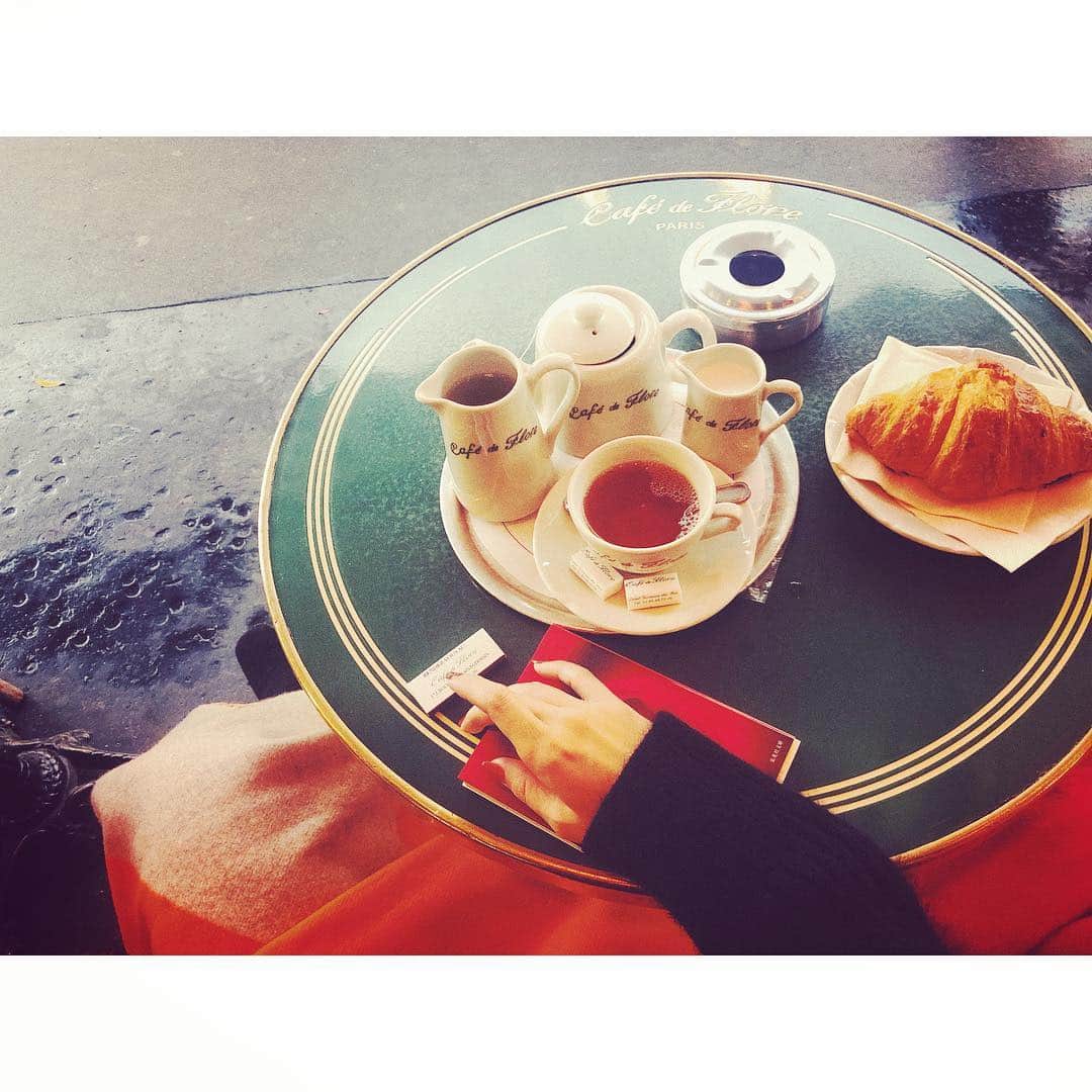 紗栄子さんのインスタグラム写真 - (紗栄子Instagram)「クロワッサンとマルコポーロと唯川恵さんの本をお供に.. 友達が起きてくるのを待つ朝のフロール 🌹🇫🇷 #paris#cafedeflore」9月24日 17時54分 - saekoofficial