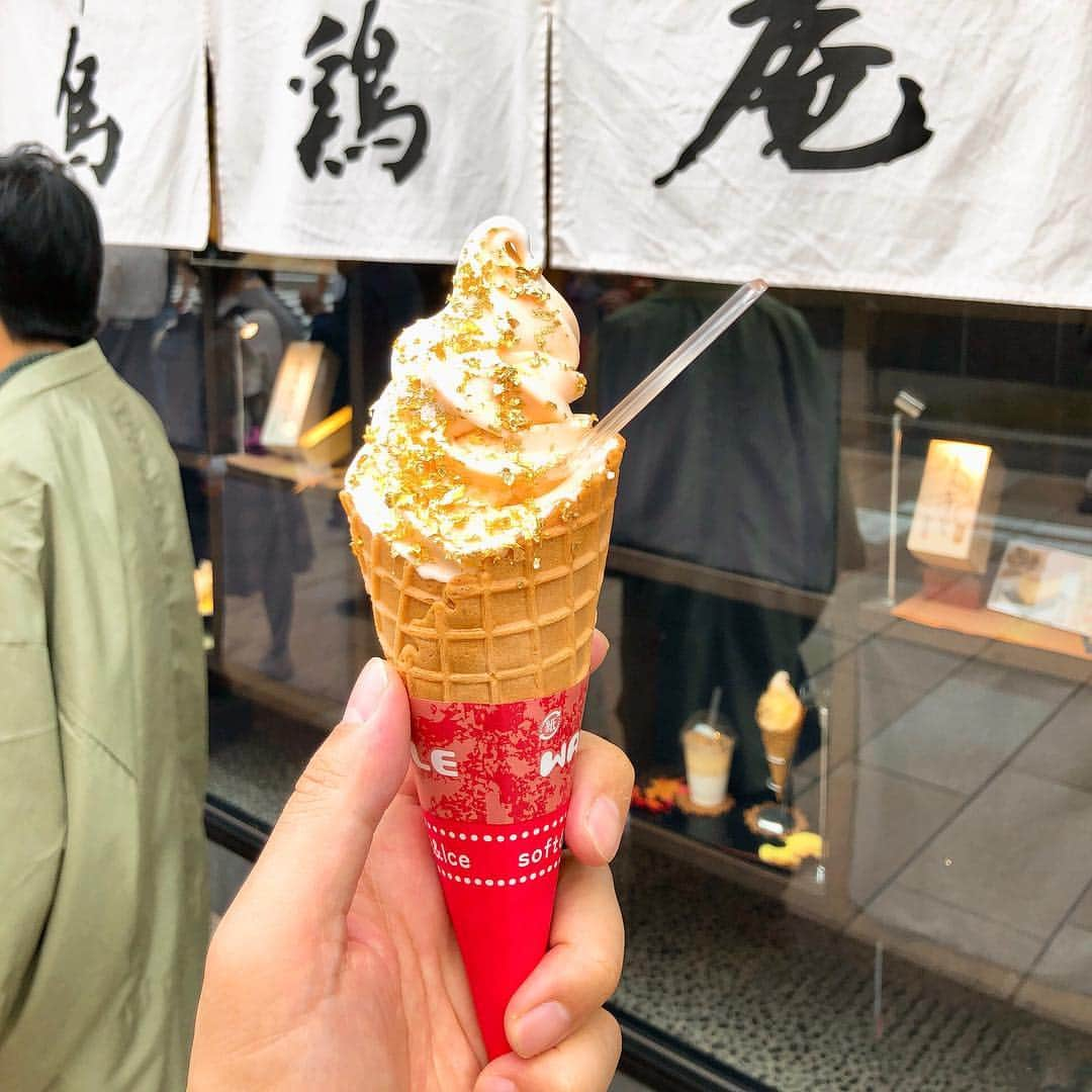 山岸久朗さんのインスタグラム写真 - (山岸久朗Instagram)「まさかのソフトクリームおかわり。しかもまた金箔。 ところが、箔一の3倍くらい美味しくて、おかわり大正解やったのは嬉しい誤算❣️ #ダイエット #デブエット #デブエット中 #デブエット成功  #烏骨鶏ソフトクリーム  #烏骨鶏ソフト #濃厚 #金箔のせ #ソフトクリームおかわり #女子力 #烏鶏庵 #金澤烏鶏庵  #higashiyama #higashichayagai #kanazawa #山岸久朗 #山岸弁護士 #山岸弁護士が飯テロ中 #山岸弁護士の日本一周」9月24日 18時02分 - yamaben