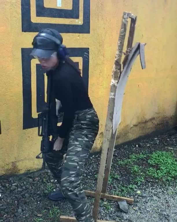 メイン・メンドーサのインスタグラム：「Me training for our movie. Medyo badass.」