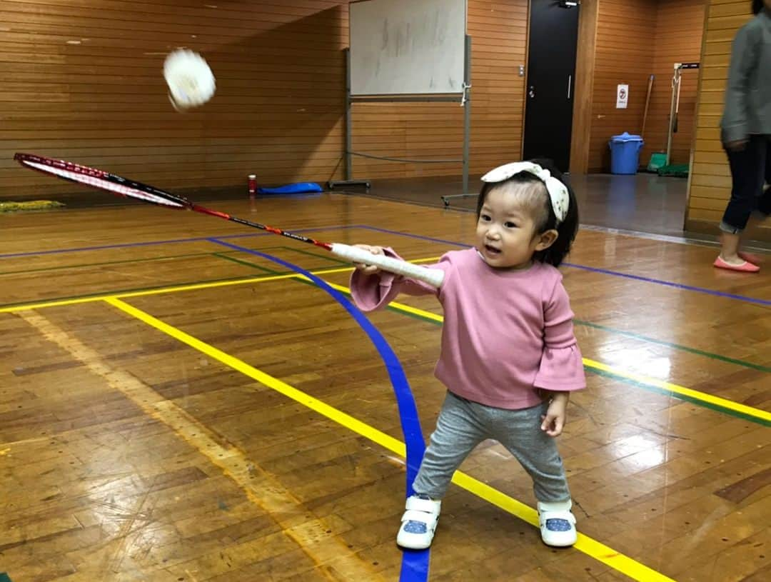 潮田玲子さんのインスタグラム写真 - (潮田玲子Instagram)「ヨネックスバドミントン部と北区バドミントン協会協力のもと、潮田玲子バドミントンクリニック開催されました！ 100名の子供達に参加して頂き嬉しい限りでした😃👍 今日は主人が子供達も連れて来てくれたので娘も初めてのバドミントン体験！笑 息子もたくさん遊んで頂いて楽しそうでした😃 ご参加くださった皆さん、スタッフの皆さんありがとうございました😍🙏🙏🙏🙏🙏 #バドミントン #クリニック #ヨネックス #北区バドミントン協会 #協会にして #娘と息子も少しだけバド体験」9月24日 18時34分 - reikoshiota_official