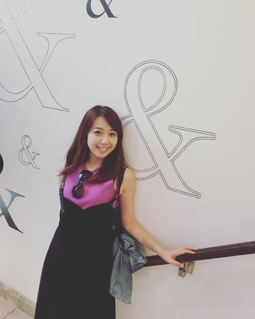 須黒清華のインスタグラム：「NYの思い出✨ ティファニー本店へ。 お買い物…ではなく、気分を味わいに💦笑 壁まで可愛い♡ カフェは内装がティファニーブルーでとっても素敵っ✨ 今回は入れなかったので、 次はティファニーで朝食を♡してみたいなぁ‼︎ . 今日もWBS放送ありますよ〜‼︎ 20分遅れのスタートですが、ぜひご覧くださいねっ(^^) #ニューヨーク #ニューヨーク旅行 #ティファニー本店 #ティファニーで朝食を #ティファニーカフェ  #WBS #20分遅れてスタート」