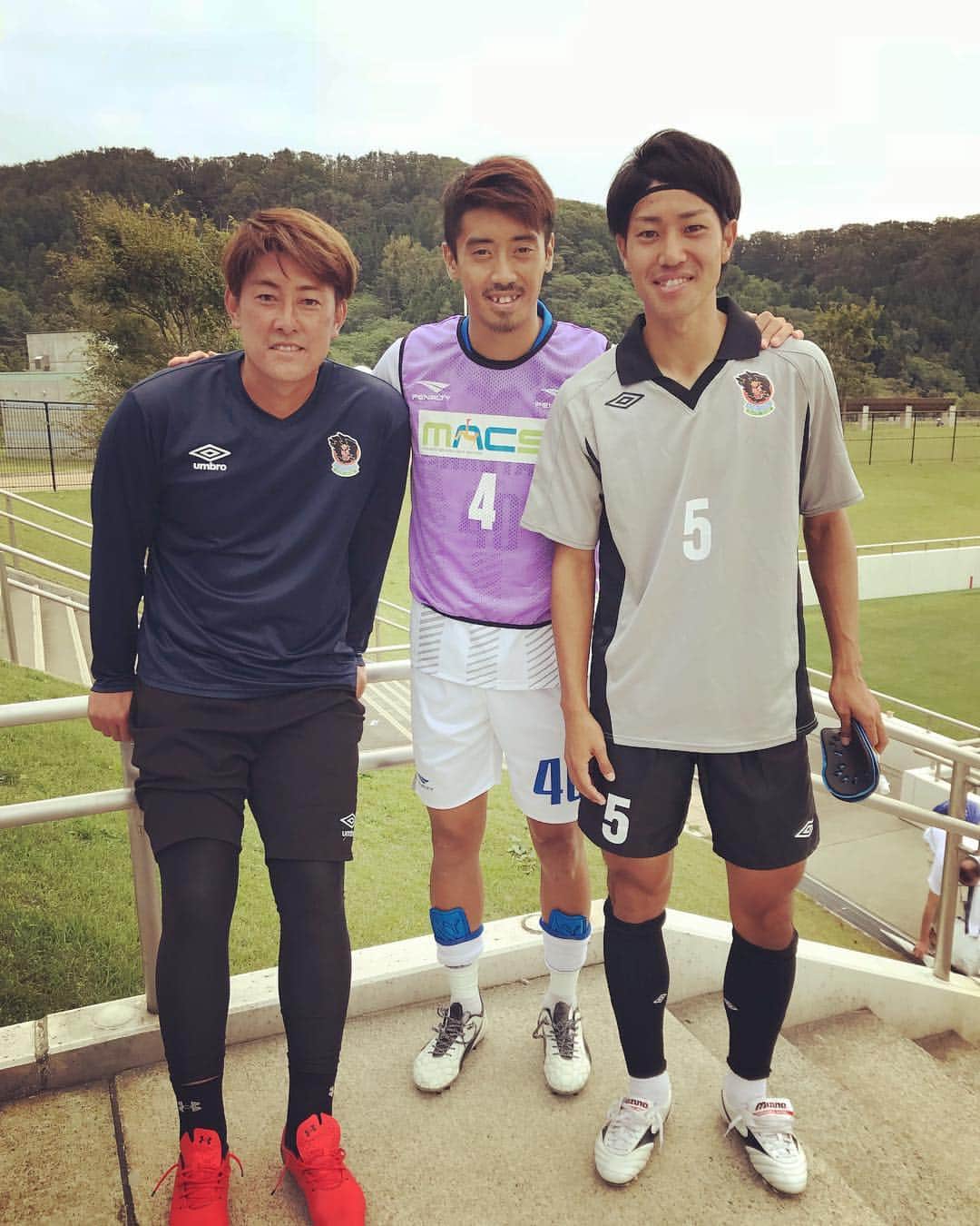 野崎雅也のインスタグラム：「試合後、将生くんと！  #reinmeeraomori  #ラインメール青森 #fcマルヤス岡崎 #アビスパ福岡 #練習試合用のユニフォームはグレー #loveisall」