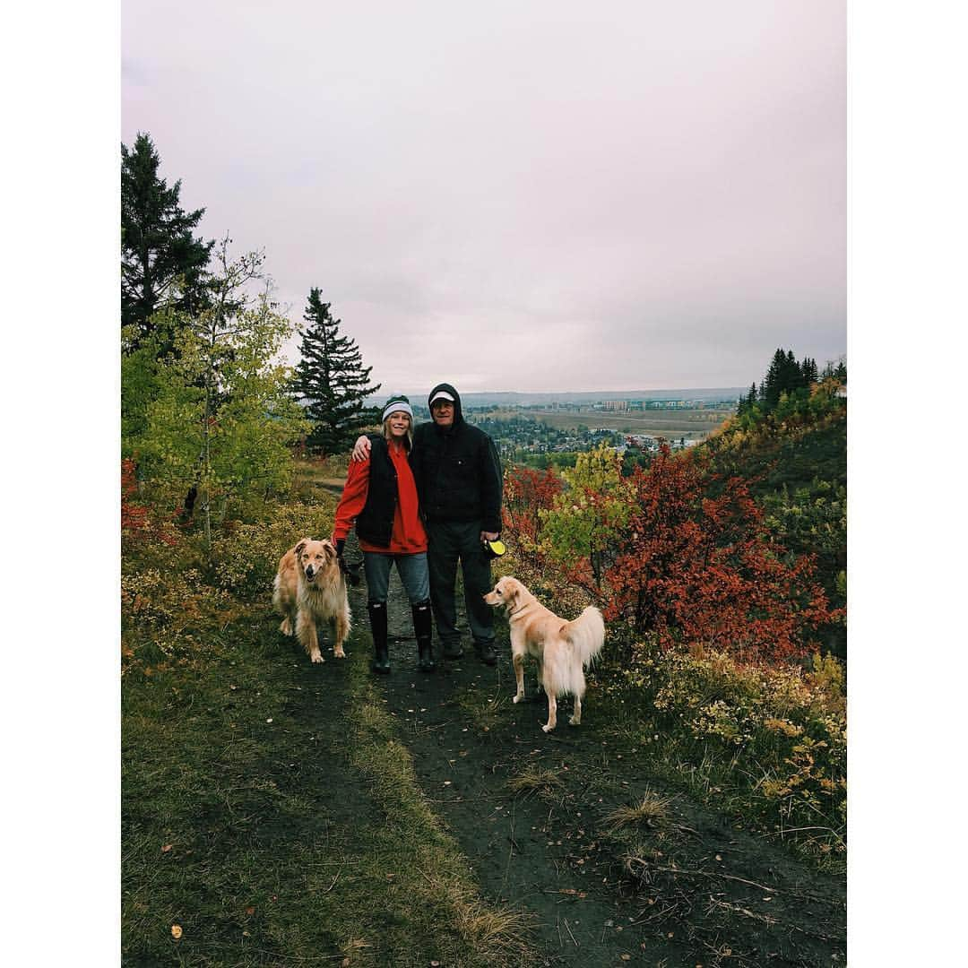 ブリタニー・ロジャースのインスタグラム：「psa: Calgary skipped a season... it should not be below freezing in September. ☃️ OH and my dogs finally moved in with me. 😊 Papa and Gigi (Mom and Dad) not included unfortunately. wish me luck! let the cold and unfashionable walks commence.  #dogmom #dogmomlife #dogsofinsta #stoppingnow」