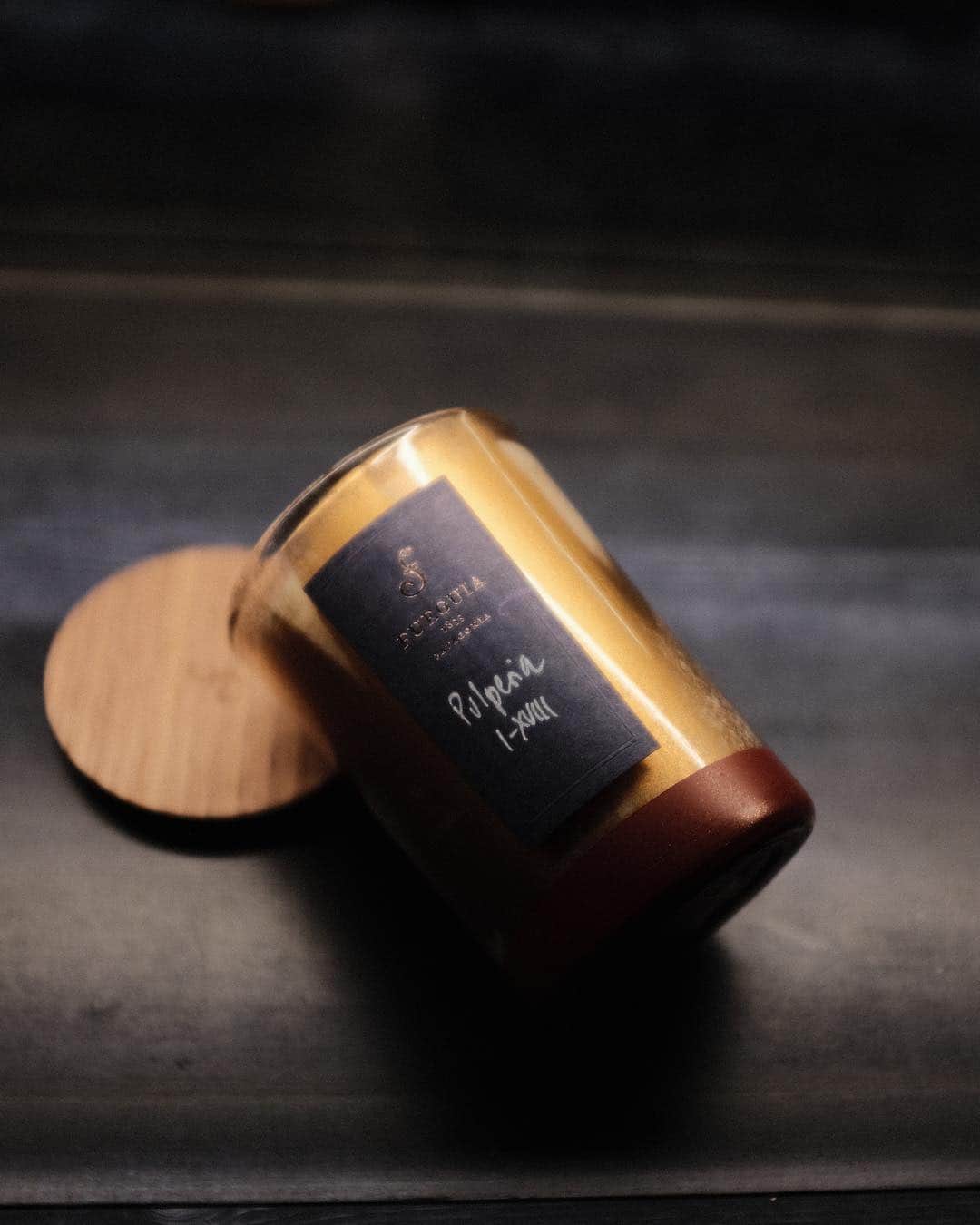 Fueguia 1833さんのインスタグラム写真 - (Fueguia 1833Instagram)「We still produce our Argentine candles only for the Buenos Aires stores, though for our northern hemispheres shops we wanted to have candles made in our own laboratory in Milano. Our candle are made using mainly rapeseed wax organically produced in the UK and Sweden. Our wooden lids are made from Italian walnut and for the glass we are still using our Mexican production until we activate our ovens at our factory! #candles #fueguia」9月25日 5時51分 - fueguia1833