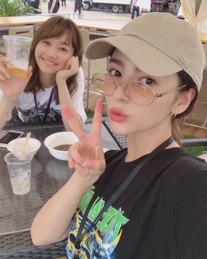 スミス楓のインスタグラム：「秋ちゃんとMBSラジオで共演させて頂いている西川さん主催の #イナズマロックフェス へ！！ ふたりでフェスTシャツ着て最高に盛り上がってきたよ🔥💚 西川さんかっこよかったです！お疲れ様でした👏✨ @takanori9nishikawa  @shu_takada」