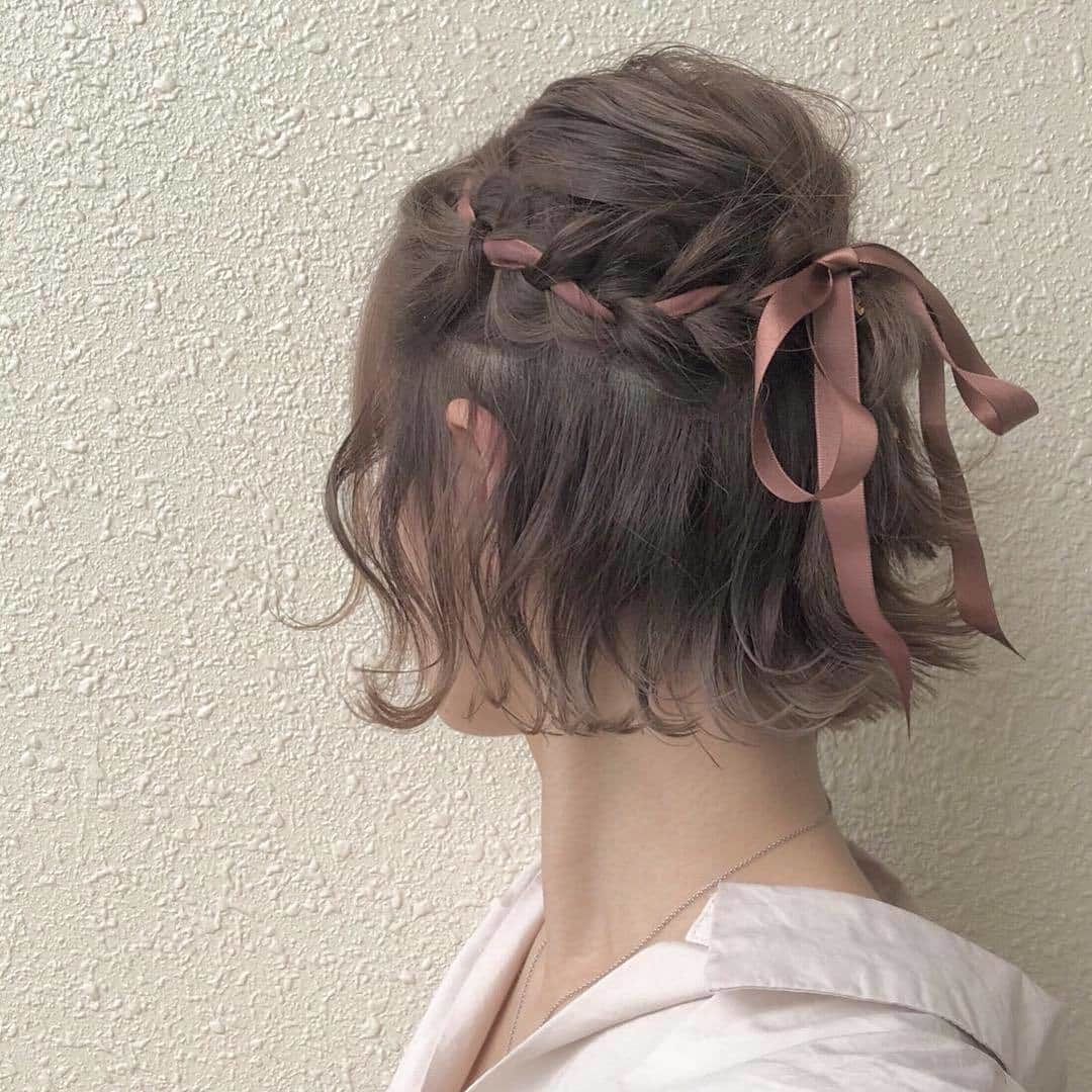 Meryさんのインスタグラム写真 Meryinstagram ショートカットでも ヘアアレンジに挑戦 編み込み にリボンを通せば 後ろ姿が可愛いヘアスタイルに 三つ編みを作ってから リボンを編み込むのがポイントなんだそう ベージュカラーの髪色と秋っぽいリボンの