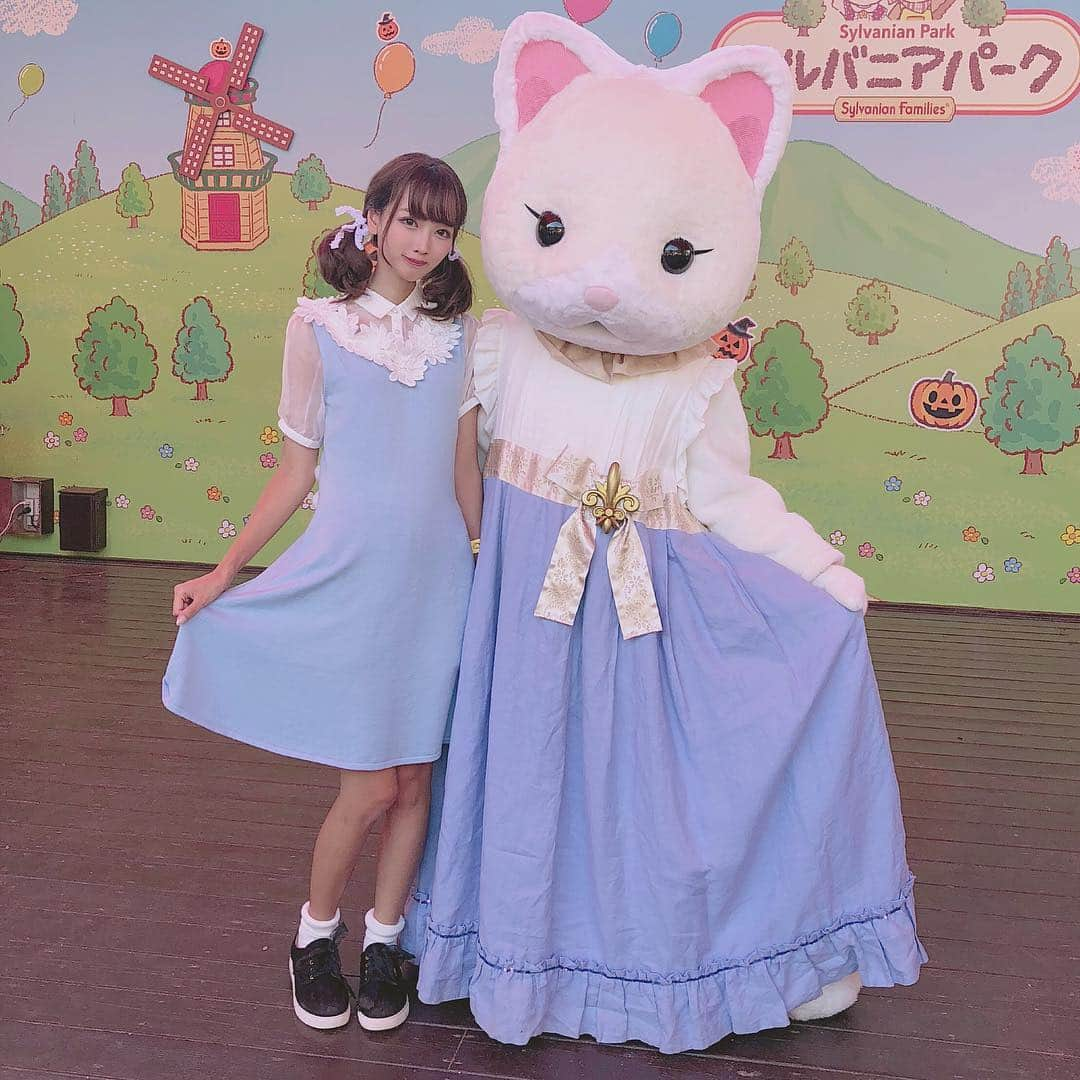 さきぼんさんのインスタグラム写真 - (さきぼんInstagram)「どこにいってもグリーティング大好き(｡･ω･｡) この日のスペシャルゲストはシルクネコのお姉さん🐈♡♡ ワンピースの色味が同じだったから気に入ってる！ . onepiece @emiriawiz_official . . . #こもれびの森イバライド #シルバニアパーク #シルバニア #茨城 #牛久 #パンケーキ #emiriawiz #エミリアウィズ #愛沢えみり #さきぼんグリ」9月24日 22時42分 - sakibon69