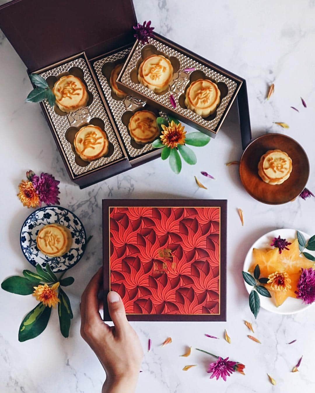 The Peninsula Hotelsさんのインスタグラム写真 - (The Peninsula HotelsInstagram)「Happy Mid-Autumn Festival! We're celebrating with some of The @peninsulahongkong‘s delectable mooncakes. Wishing you and your families all the best as you admire the beautiful full moon tonight. 📷 by @ctunglee. . . . . . . . . . #peninsulahotels #luxuryhotels #luxuryhotelexperientce #forbesbesttravel #luxurytravel #travel #beautifuldestinations #welltraveled #traveldiaries #jetsert #jetsetter #hotel #hotellife #midautumnfestival #mooncake」9月24日 22時52分 - peninsulahotels