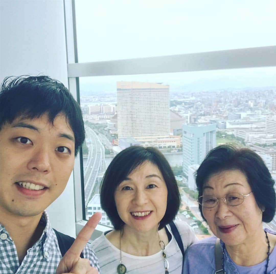 元木寛人さんのインスタグラム写真 - (元木寛人Instagram)「北海道から来てくれた母と祖母と 福岡タワー！  #ばあちゃんありがとう」9月24日 23時12分 - hirotomotoki