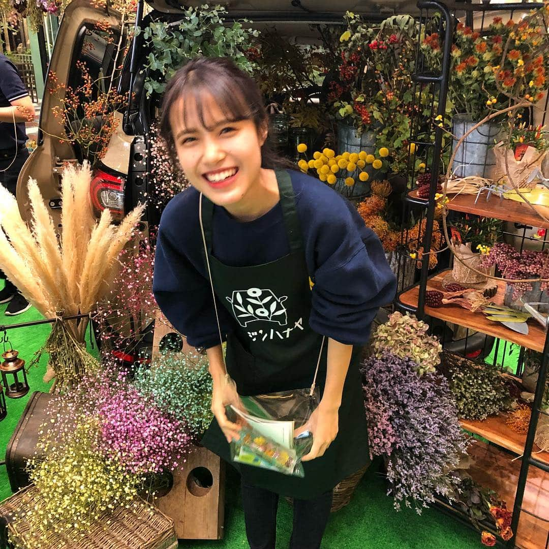 秋山かれんさんのインスタグラム写真 - (秋山かれんInstagram)「みずきちゃんと🎥 癒しのオフショットをお届けします こんな可愛いお花屋さんいたら通っちゃう… #テンジンハナヤ#ネッツトヨタ福岡」9月24日 23時12分 - ka_reeen1104