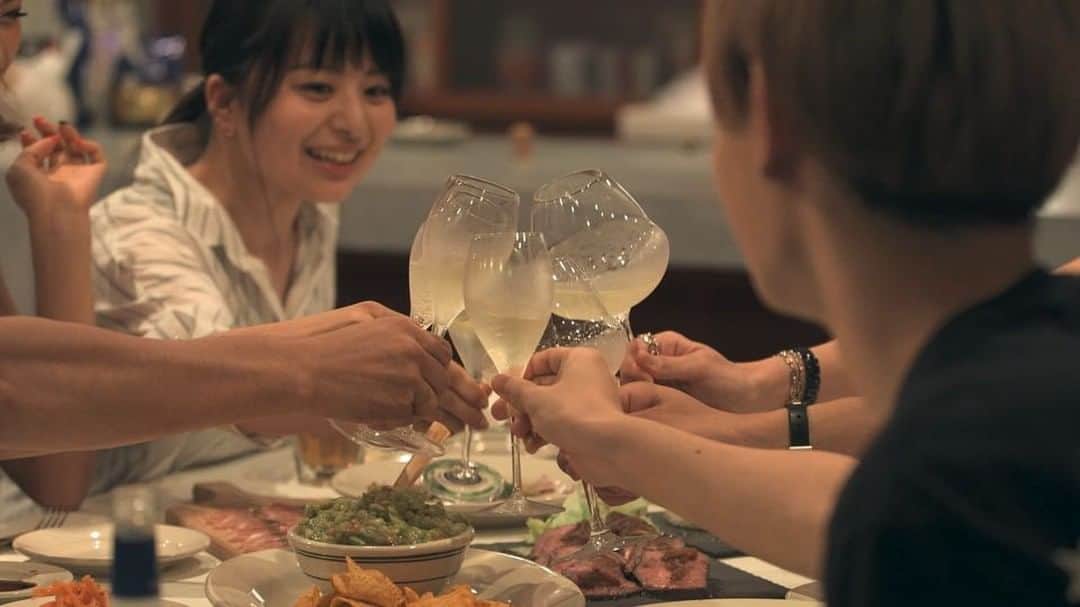 テラスハウスのインスタグラム：「こんばんは、『TERRACE HOUSE OPENING NEW DOORS』 第33話「IT’S SOMEONE ELSE」9/25よりNetflix にて配信いたします。  #TERRACEHOUSE #テラスハウス  @tokui_yoshimi  @ryotayamasato  @babazonoazusa  @toritori0123  @officialshonohayama  @netflixjp #ネトフリ  @taka_brew  @seina4444  @heisei_8nen  @zeppelin.noah @matarai_aya @zoe_boy_0427」