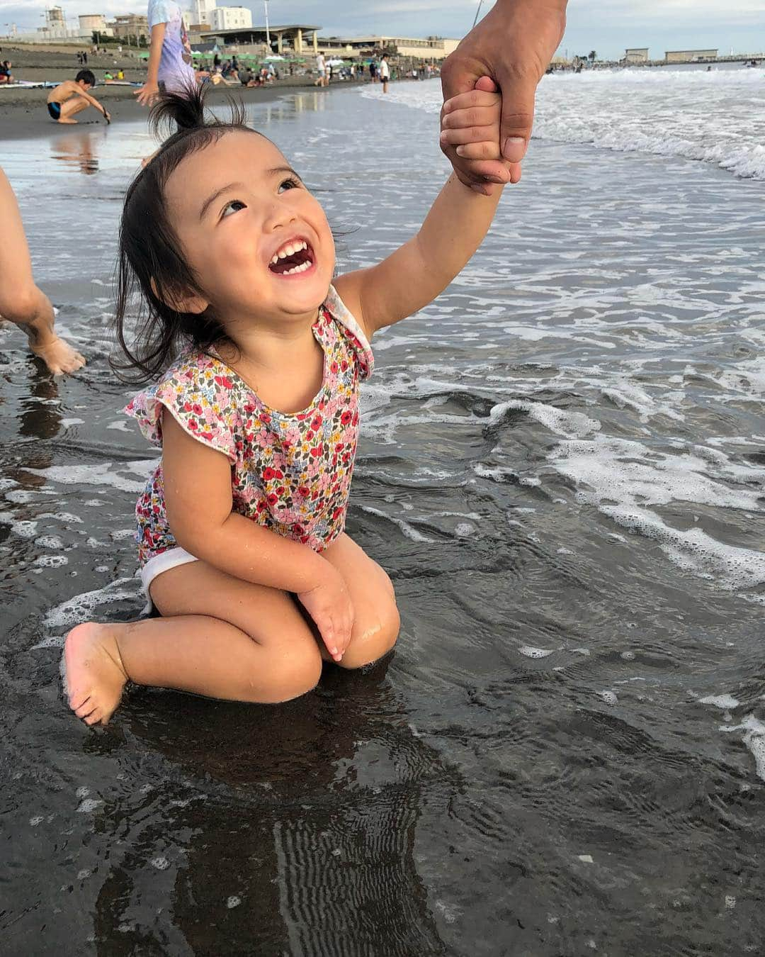 ayuさんのインスタグラム写真 - (ayuInstagram)「👶🏽 ねねは何度も顔に海水がかかってもへっちゃらで海に向かっていくタイプ🏄 . #nene_movies  #海#江ノ島#2歳#次女#妹#sea」9月25日 0時39分 - memeyuyu