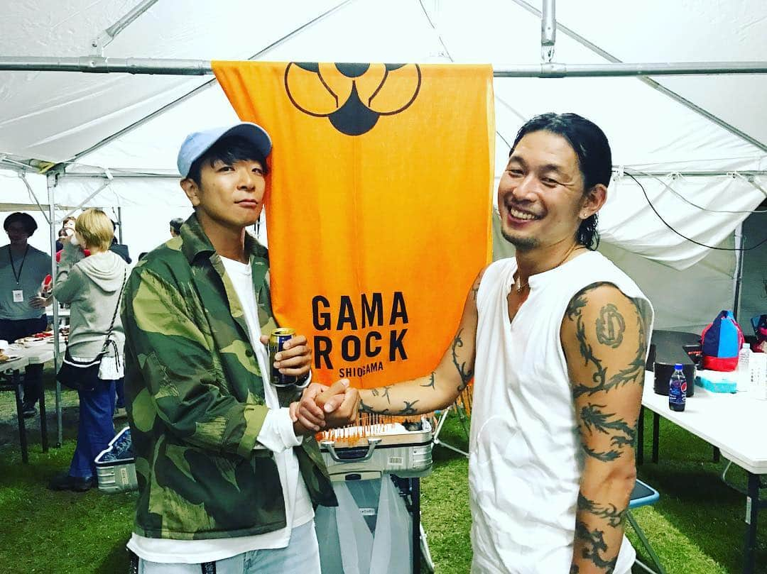 Shun さんのインスタグラム写真 - (Shun Instagram)「【GAMA ROCK Fes. 2018】 ・ 宮城県の塩釜という地は本当に素晴らしい場所だった。老若男女が音楽で繋がって 時を紡いで未来を手繰り寄せる大切な１日に参加で来たこと〜、そしてそれを先陣切ってつくりあげているのが俺たちの敬愛する先輩である(高校の先輩でもある)こと〜、誇りに思います。 Dragon Ash アツシさん @atsushi_takahashi_official ありがとうございます🙌🏻 写真のアツシさん、めーーーっちゃ良い笑顔😉 ・ とんでもないメンツの中で、俺らは俺ららしく音楽と想いを伝えられたんじゃないかな。でも同時に自分らの未熟さを完膚なきまでに思い知った(それぐらいみなさんのステージが素晴らしかった！)。 "伸びしろ"しかねぇや、とポジティブに音楽楽しみながらまた日々精進さ👍🏻 ・ ・ 写真⑦ 中村達也さんと😂✨ ・ 写真⑧ 車谷浩司さんと😂✨ ・ ヤバすぎレジェンド大警報だった。(嬉涙) ・ ・ 東北、もっとライブしたい😆🇯🇵🤘🏻また戻って来ます❗️ ・ #GAMAROCK #宮城 #塩釜 #DragonAsh #TOTALFAT #thetelephones #中村達也 #車谷浩司 #男鹿なまはげ太鼓」9月25日 0時50分 - totalfat.shun