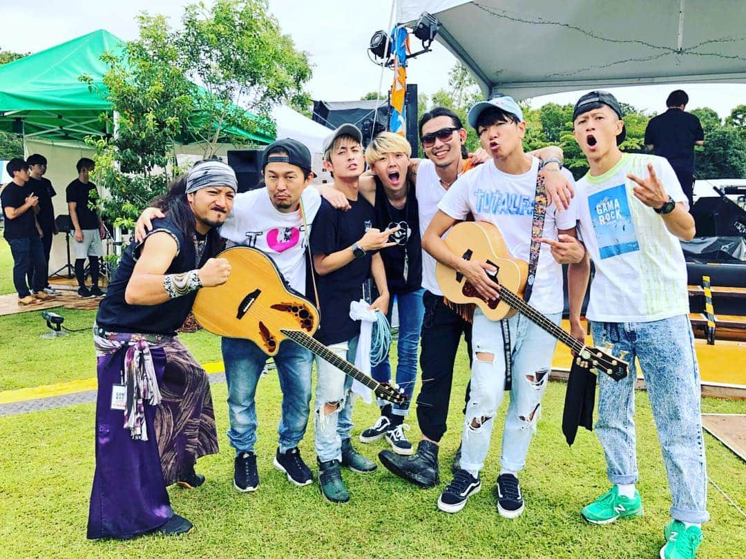 Shun さんのインスタグラム写真 - (Shun Instagram)「【GAMA ROCK Fes. 2018】 ・ 宮城県の塩釜という地は本当に素晴らしい場所だった。老若男女が音楽で繋がって 時を紡いで未来を手繰り寄せる大切な１日に参加で来たこと〜、そしてそれを先陣切ってつくりあげているのが俺たちの敬愛する先輩である(高校の先輩でもある)こと〜、誇りに思います。 Dragon Ash アツシさん @atsushi_takahashi_official ありがとうございます🙌🏻 写真のアツシさん、めーーーっちゃ良い笑顔😉 ・ とんでもないメンツの中で、俺らは俺ららしく音楽と想いを伝えられたんじゃないかな。でも同時に自分らの未熟さを完膚なきまでに思い知った(それぐらいみなさんのステージが素晴らしかった！)。 "伸びしろ"しかねぇや、とポジティブに音楽楽しみながらまた日々精進さ👍🏻 ・ ・ 写真⑦ 中村達也さんと😂✨ ・ 写真⑧ 車谷浩司さんと😂✨ ・ ヤバすぎレジェンド大警報だった。(嬉涙) ・ ・ 東北、もっとライブしたい😆🇯🇵🤘🏻また戻って来ます❗️ ・ #GAMAROCK #宮城 #塩釜 #DragonAsh #TOTALFAT #thetelephones #中村達也 #車谷浩司 #男鹿なまはげ太鼓」9月25日 0時50分 - totalfat.shun