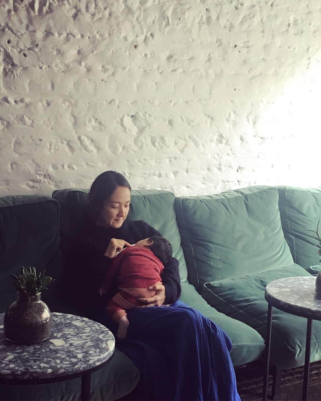 風間ゆみえのインスタグラム：「友人がロンドンで母になってた🤱✨ これから母になる彼女、産まれてすぐの母になった彼女と、メッセージに添えられた写真で会っていたけれど、産まれて約3ヶ月、ようやく3人に会えた‼︎」
