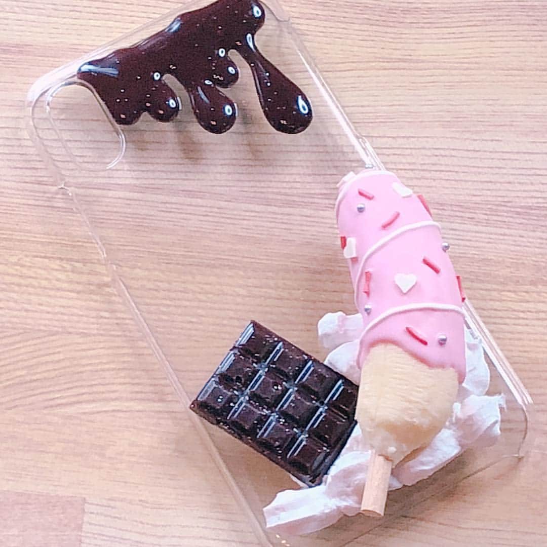 みのりんのインスタグラム：「Today’s new video 💓 DIY phone case!! 今日の動画で作ったよ！！ #ケース #iphoneケース #iphone #diy #cute #kawaii #fakefood #chocolate #iphonecase #howto」
