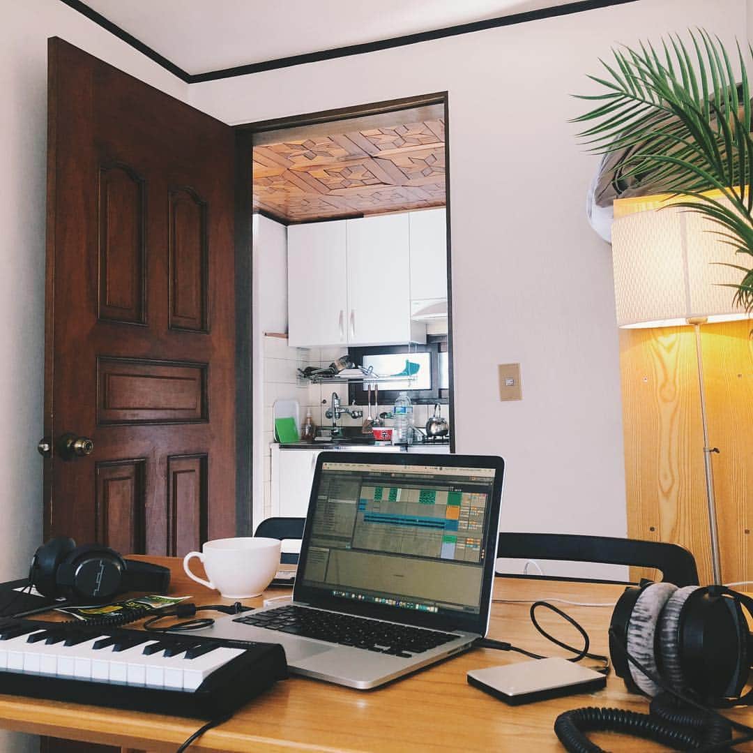 starRoのインスタグラム：「A compilation of my mobile studio in the past. I’m grateful for traveling around the world and making music off of the inspiration from these places.  1. Seoul, Korea 2. Bangkok, Thailand  3. W Hotel Taipei, Taiwan  4. Mooslede, Belgium  5. Obojan Island, Croatia  6. Tokyo, Japan  7. The Yard Hotel Berlin, Germany 8. Amsterdam, Netherlands 9. Rotterdam, Netherlands  10. W Hotel NY, USA」