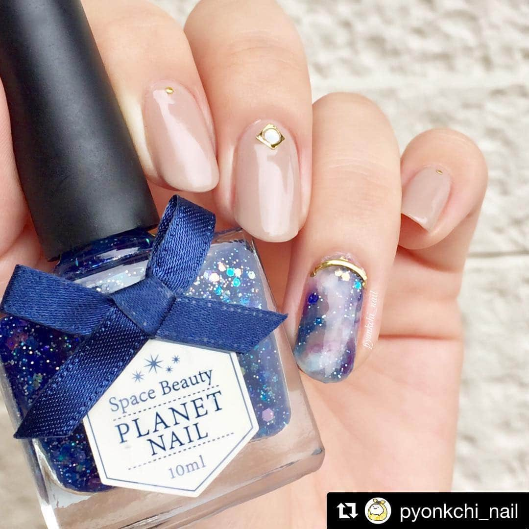 【PLANET NAIL（プラネット ネイル）】公式さんのインスタグラム写真 - (【PLANET NAIL（プラネット ネイル）】公式Instagram)「@pyonkchi_nail さん PLANET NAIL Basic Line PL21 深海の空中庭園 を使用したネイルアレンジのご紹介ありがとうございます💅 ・ #Repost @pyonkchi_nail with @get_repost ・・・ 💫 ． プラネットネイル( @planet.jp )お試しさせていただきました🙋‍♀️ このブルーのポリ前から皆さんが使われてるのを見てて可愛いな〜と思っていたので使えて嬉しいです☺️ . デザインではワンポイントのマーブルに使いました💅 それ以外はシンプルにベージュで🙆‍♀️ ＊ ＊ ＊ ・プラネットネイル  #深海の空中庭園 ・ADDICTION 006s ・ADDICTION 021 ・ADDICTION 031 ・NAILHOLIC #PU107 ＊ ＊ ＊ #nail #nails #naildesigns #selfnail #mynails  #manicure #polish #美甲 #ネイル #セルフネイル #セルフネイル部 #ネイルサークル #プチプラネイル  #マニキュア #ポリッシュ #ネイルポリッシュ #大人ネイル #秋ネイル #オータムネイル #planetnail #planet_jp #プラネットネイル #ADDICTION #アディクション #アディクションネイル」9月25日 15時05分 - planet.jp