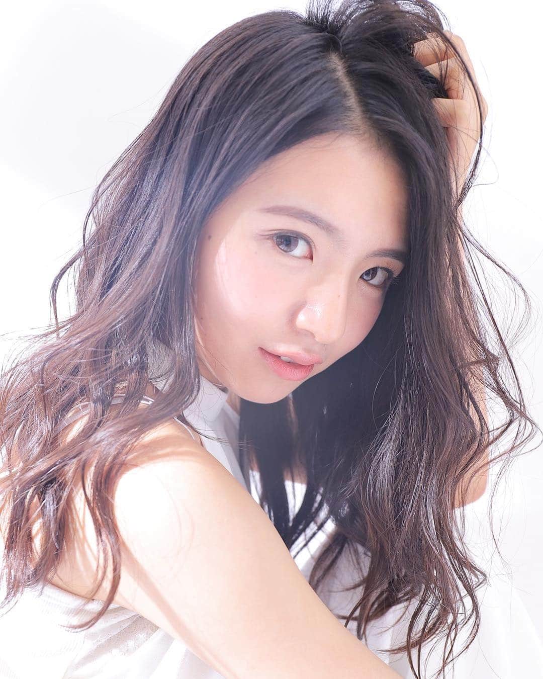 松田有紗のインスタグラム：「🌻 . 自分でもゆるく髪の毛巻けるようになりたい〜 . #サロモ #サロンモデル #関西サロモ  #coupe #coupeモデル #salonmodel」