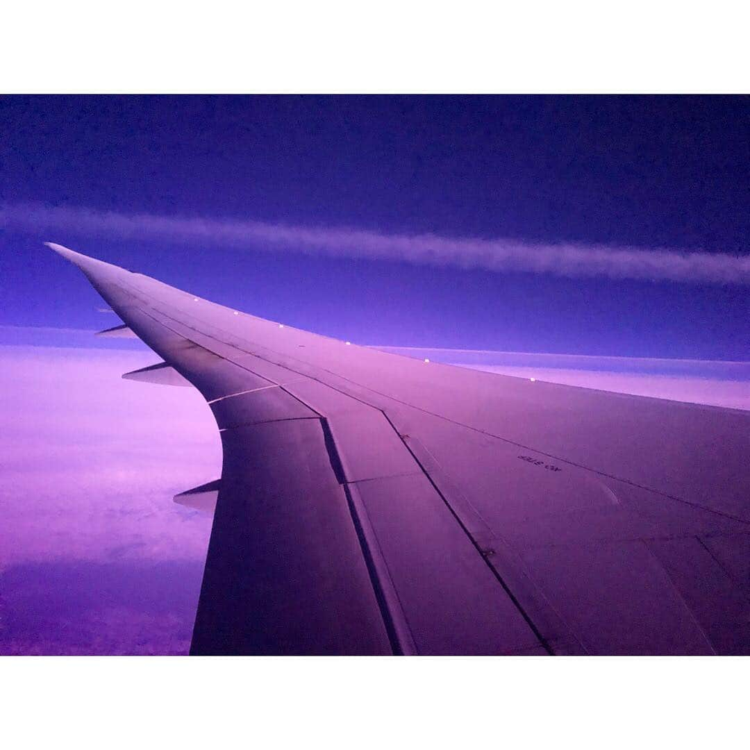 山崎紘菜さんのインスタグラム写真 - (山崎紘菜Instagram)「✈️ あともうちょっと。 #nofilter #なんでピンク色になるのかなぁ🤔」9月25日 7時14分 - hirona_yamazaki