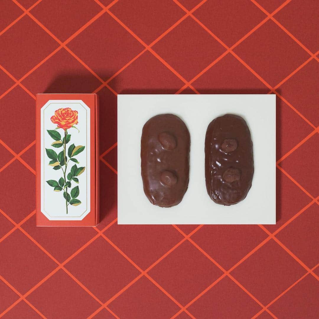 のインスタグラム：「チョコレートをもっとおいしく、もっとたのしく。 メリーチョコレートの「RURU MARY'S（ルル メリー）」では、この時期だけ「ショコラサブレ 2枚入」の限定パッケージをご用意しています♪  通常の青色のパッケージにピンク色のバラから一点、赤を基調としたパッケージに秋を感じる橙が差し色の赤いバラをデザインしました。 サクサクしたクッキー生地を包むチョコレートの香り。ナッツの食感も絶妙なバランスです♪ ちょっとしたプレゼントにも自宅用にもぴったりのサイズです♪季節限定パッケージの「ショコラサブレ」ぜひお楽しみください！  _ #rurumarys #marychocolate #chocolate #chocolat #sable #ルルメリー #メリーチョコレート#チョコレート #チョコレートのある暮らし #秋 #バラ #rose #季節限定 #サブレ」