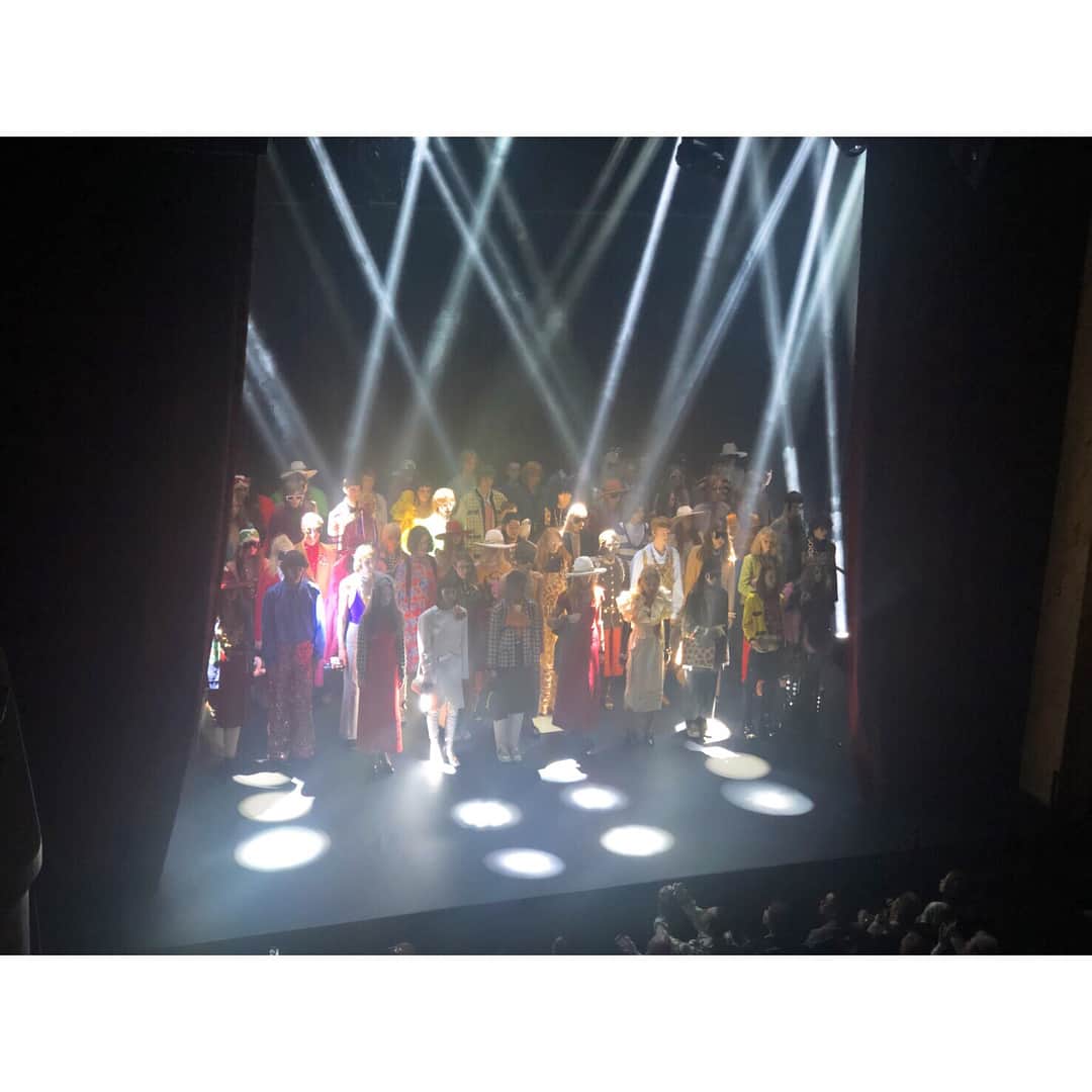 川口春奈さんのインスタグラム写真 - (川口春奈Instagram)「ParisにてGUCCIのコレクションを拝見、、圧倒的な世界観、演出でした。色とりどりのお洋服たちはもはやアートでただただ美しかったなぁ。 直美さんと坂口さんともご一緒でした。」9月25日 8時21分 - haruna_kawaguchi_official