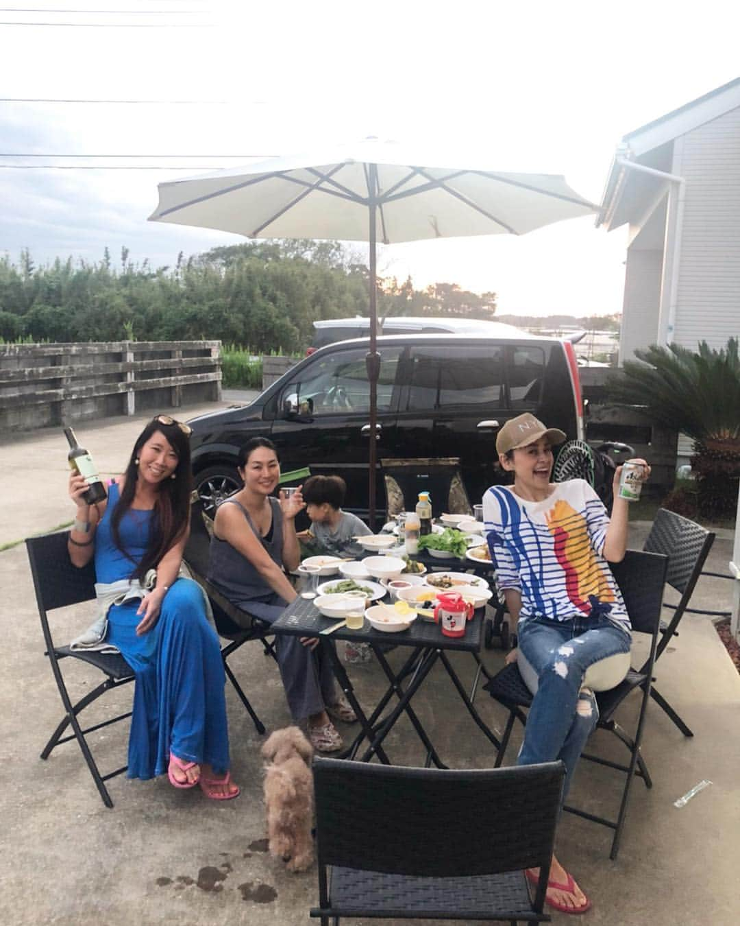 トムセン陽子さんのインスタグラム写真 - (トムセン陽子Instagram)「週末は一ノ宮ベースで仲間たちとBBQ！夕方から始まり、飲んで、食べて、喋って、また飲んで〜♬ってやってたら気づけば深夜2時（爆）！ お天気もバッチリ、風も心地よくて、ほんとに最高のBBQでございました☆ 夏にやり残したことの１つ、これでコンプリート(^_^)v . . . #bbq #総勢10名 #話に夢中になり過ぎて #ほとんど写真撮れず #でもそれでいいのだ #思い出を残すことばかりに #意識を向けなくていい #今を楽しむんだ #仲間 #family」9月25日 10時40分 - yokothomsen