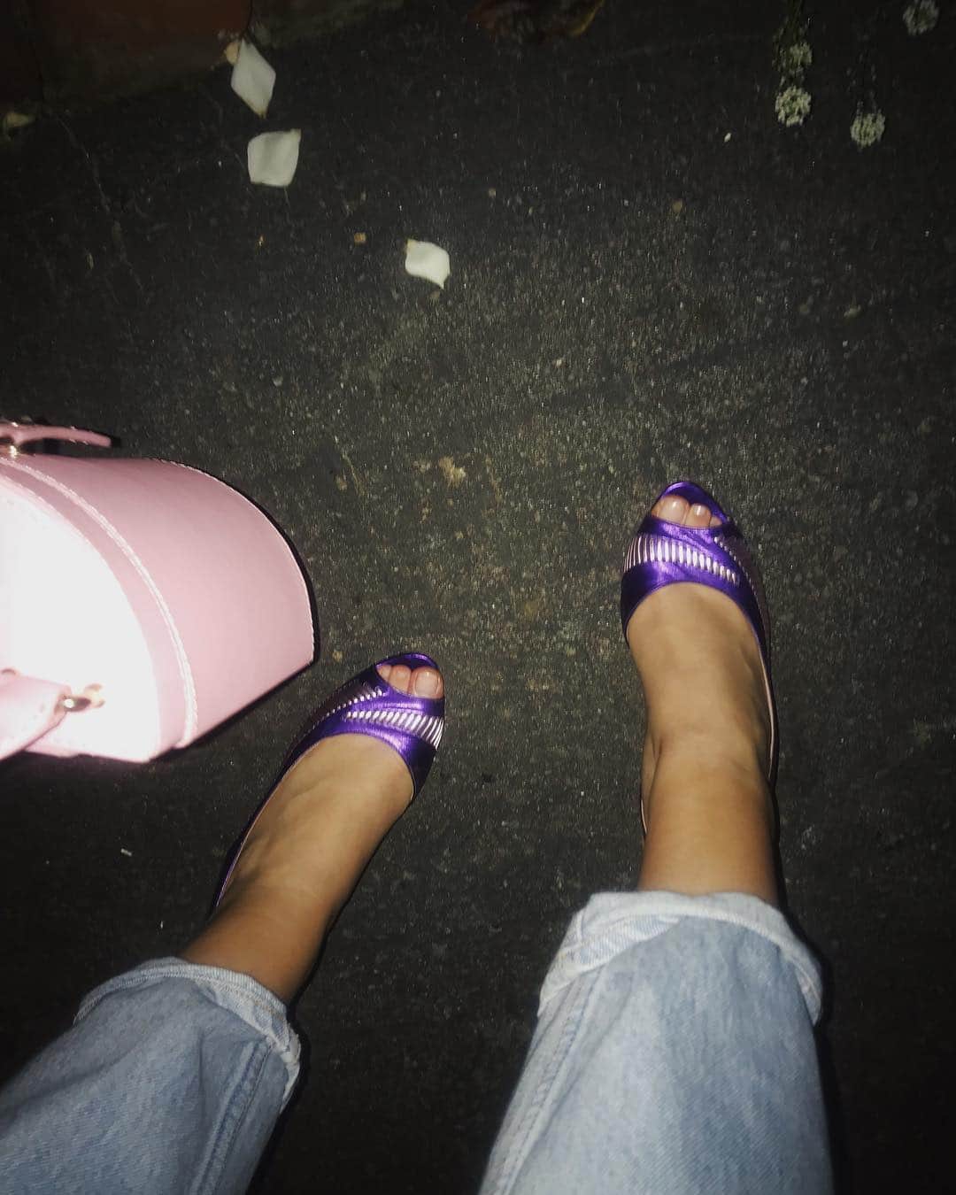 アリシア・デブナム・キャリーのインスタグラム：「Dancing shoes. 🌸」