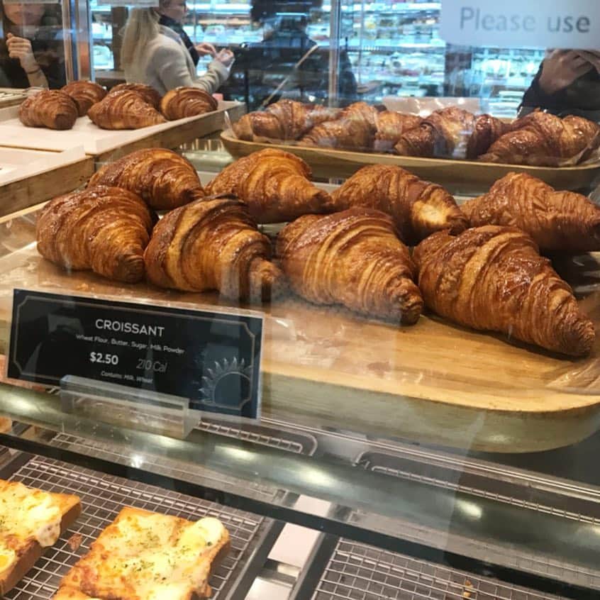 ク・チヨンのインスタグラム：「Croissant @parisbaguette_usa 😋👍가격도 very nice!!! #식빵 은 @touslesjoursusa 한국빵집짱#Koreanbakery #Newyork」