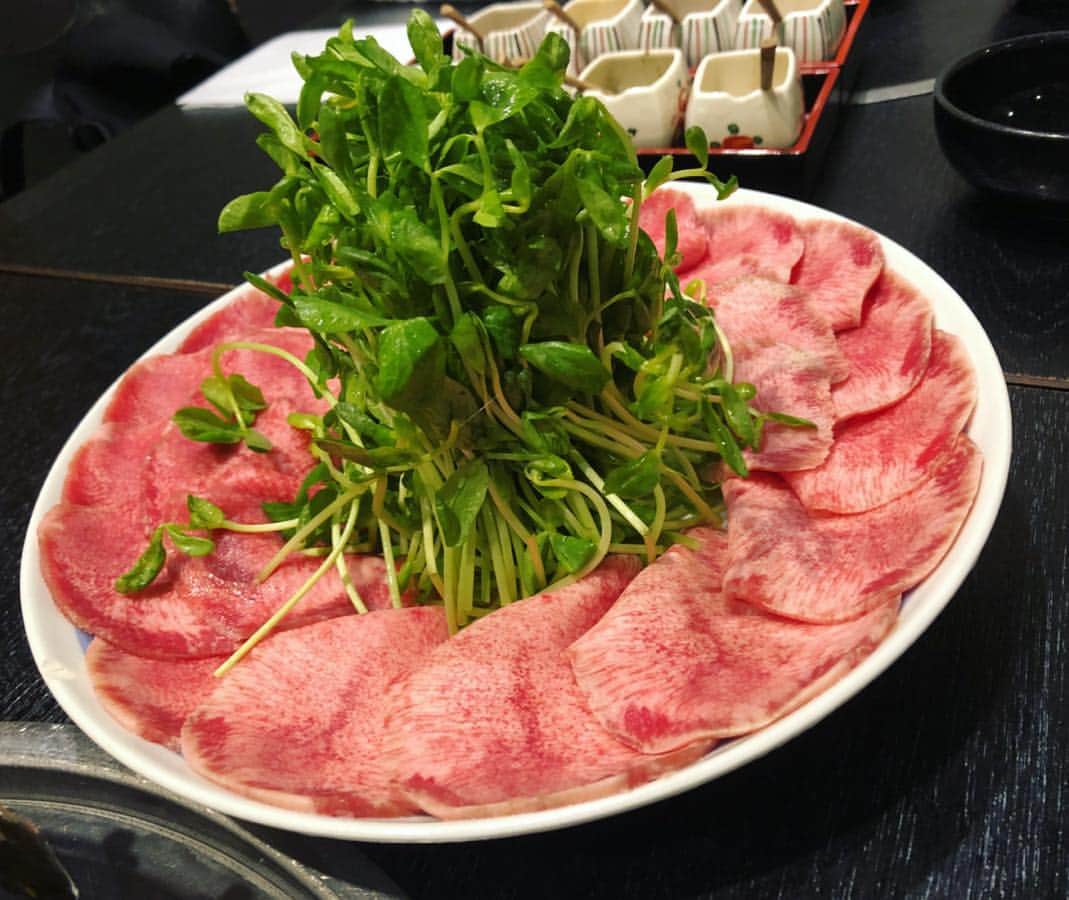 山下まみのインスタグラム：「グルメな友人に連れてってもらったお店。 タンしゃぶ初めて食べたけどやばいね。倒れるかと思った。豆苗がこれまたいい。  #今半 #代々木 #しゃぶしゃぶ #タンしゃぶ」