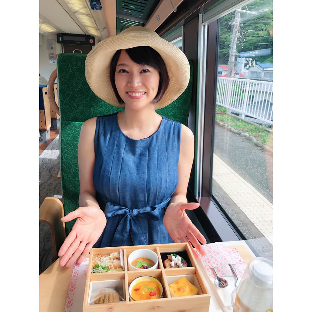 村井美樹さんのインスタグラム写真 - (村井美樹Instagram)「1〜5「伊豆クレイル」2号車のラウンジ。片瀬白田駅〜伊豆稲取駅間は絶景ポイント！海岸線ギリギリを走ります。大きな窓から伊豆諸島も望めました。ラウンジでは物販コーナーやミニライブの演奏も。 . 6.7 1号車は海側席と山側席があります。人気は海側で、この時は山側しか空いてなかったのですが、山側は一段高くなっているので、海を見ることができます。 . 8 伊豆急下田駅発の上り列車はカフェセットコース。 . 9 途中で記念写真が撮れる時間も . 10 伊豆クレイルのロゴと猫こけし🐱 . #伊豆クレイル #ラウンジ #片瀬白田駅 #伊豆稲取駅 #絶景 #ビュースポット #カフェセット #オーシャンビュー #猫こけし #梅木直美工人 #こけし #旅こけし #kokeshi」9月25日 14時07分 - miki_murai_