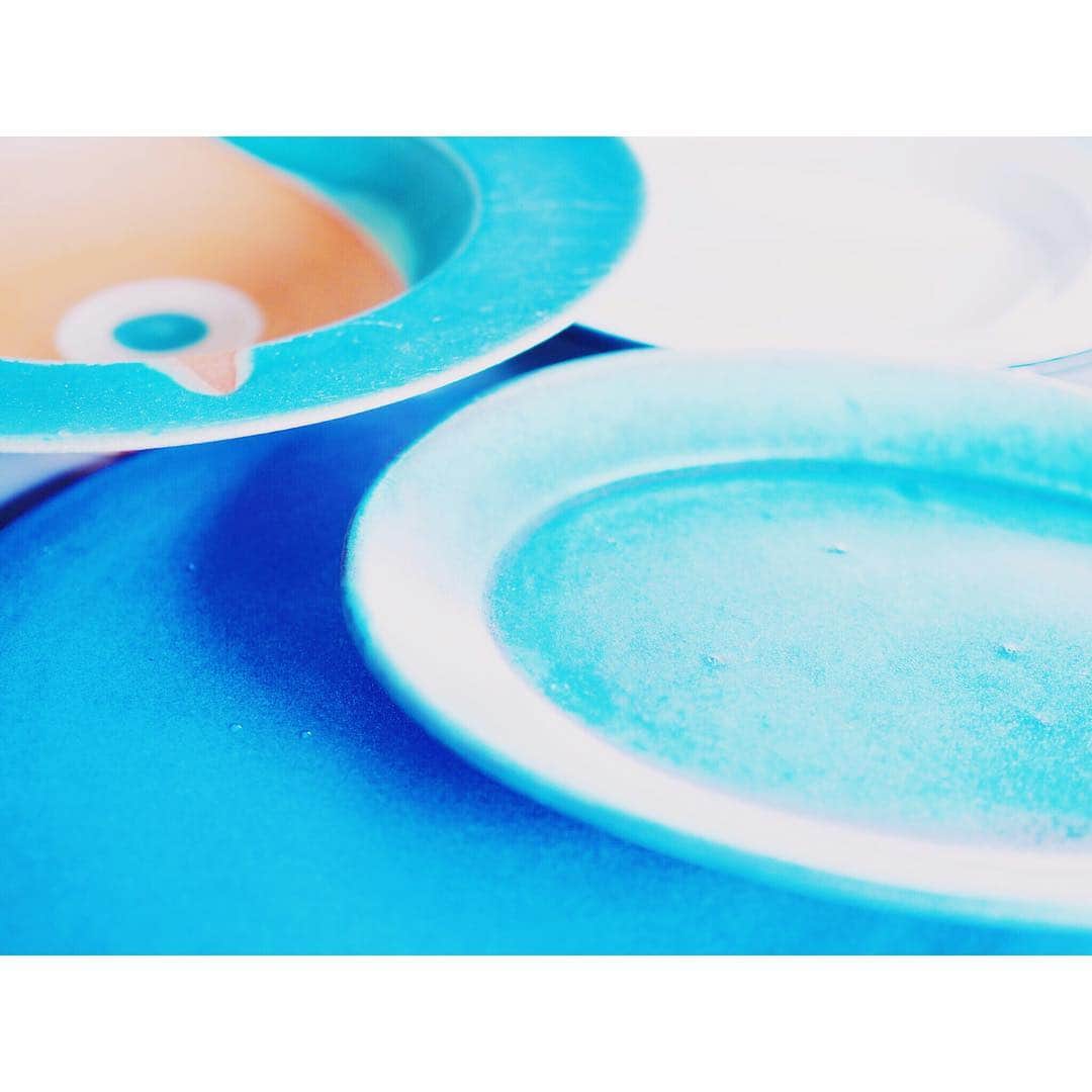 高山都さんのインスタグラム写真 - (高山都Instagram)「眠れない夜は青い蒼いものたちを並べて。 #青いお皿 #blue #mycollection #skincaviar #masterpiece #remastered #ラプレリー #スキンキャビアコレクション #scラックスクリーム」9月26日 1時33分 - miyare38