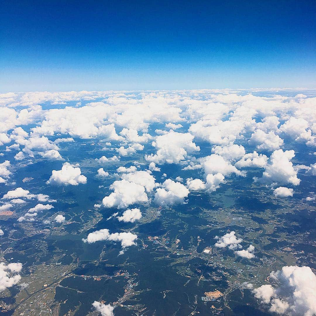 林田雪菜さんのインスタグラム写真 - (林田雪菜Instagram)「韓国ロケの反響が想像以上にあったので ロケで行った場所、全部じゃないけどまとめ🇰🇷 tway航空🛩熊本ーソウル直行便であっという間に着いちゃうから👏 もうすでに韓国行きたい… #景福宮#ハンボ#衣装レンタル#北村韓屋#imvely#stylenandapinkhotel#ベストウェスタンプレミア国都#たくさんの素敵な出会い #bts#防弾少年団#空き時間に立ち寄ったスーパーの二階#グッズたくさん笑#天国でした#テテ#大興奮 #飛行機から見た韓国#熊本城#空から見た熊本 #若っ人ランド#二泊三日#韓国女子旅#韓国#ソウル#tway航空#熊本#直行便#韓国旅行#korea#seoul#kumamoto」9月26日 0時23分 - hayashidayukina