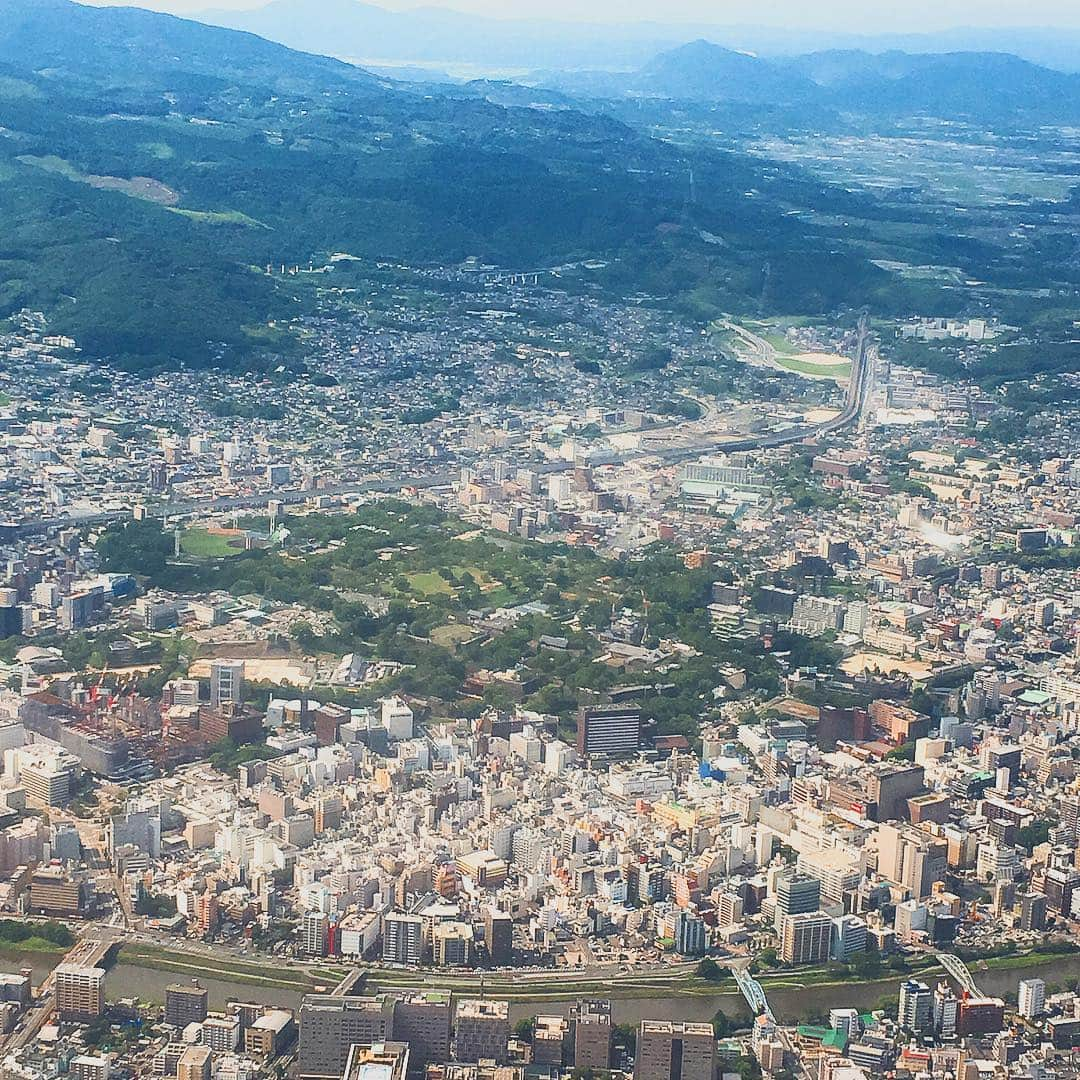 林田雪菜さんのインスタグラム写真 - (林田雪菜Instagram)「韓国ロケの反響が想像以上にあったので ロケで行った場所、全部じゃないけどまとめ🇰🇷 tway航空🛩熊本ーソウル直行便であっという間に着いちゃうから👏 もうすでに韓国行きたい… #景福宮#ハンボ#衣装レンタル#北村韓屋#imvely#stylenandapinkhotel#ベストウェスタンプレミア国都#たくさんの素敵な出会い #bts#防弾少年団#空き時間に立ち寄ったスーパーの二階#グッズたくさん笑#天国でした#テテ#大興奮 #飛行機から見た韓国#熊本城#空から見た熊本 #若っ人ランド#二泊三日#韓国女子旅#韓国#ソウル#tway航空#熊本#直行便#韓国旅行#korea#seoul#kumamoto」9月26日 0時23分 - hayashidayukina