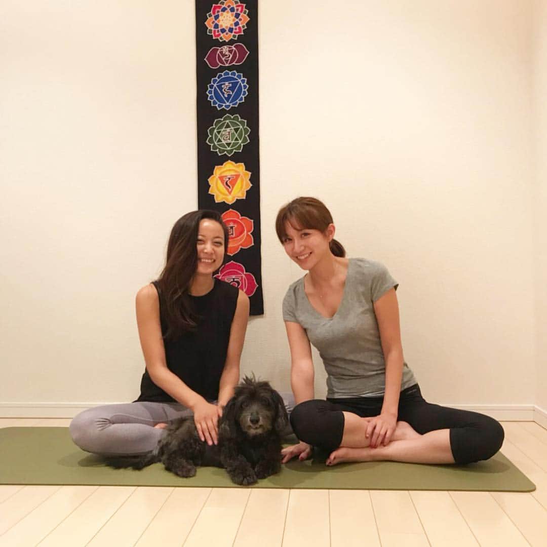 のインスタグラム：「今日はももちゃん先生とYoga！！ 案の定、私の手こずり加減がヤバかった！笑 最後の方、コツ掴んできてるよ〜✨なんて言われてニヤニヤしてしまった♡ ももちゃんの心地いい声でとても癒された☺️ 呼吸が浅いので深く、そして身体を柔らかく出来るように。 それを目標にします❣️ #yoga#ももちゃん #元グラビア仲間#佐野夏芽 ちゃん」