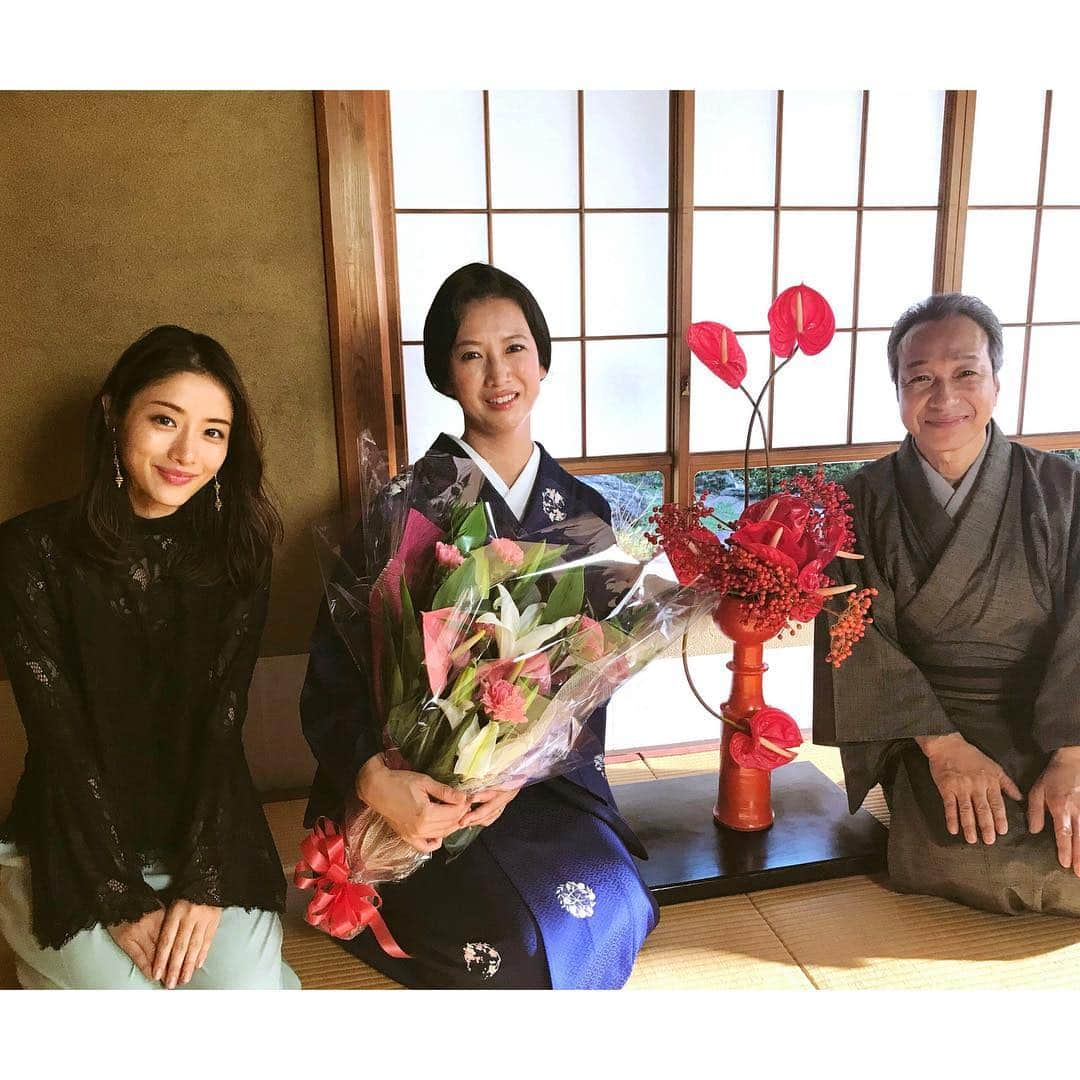 日本テレビ「高嶺の花」のインスタグラム：「ルリ子役の #戸田菜穂 さんは月島家の市松(#小日向文世)とのシーンでのオールアップ。  色々あったルリ子さんですが、最後は意外にもホッコリする素敵なシーンでした☆ きわどいシーンにも体当たりで撮影に臨んでいただき感謝です！  ありがとうございました！  #石原さとみ #芳根京子」