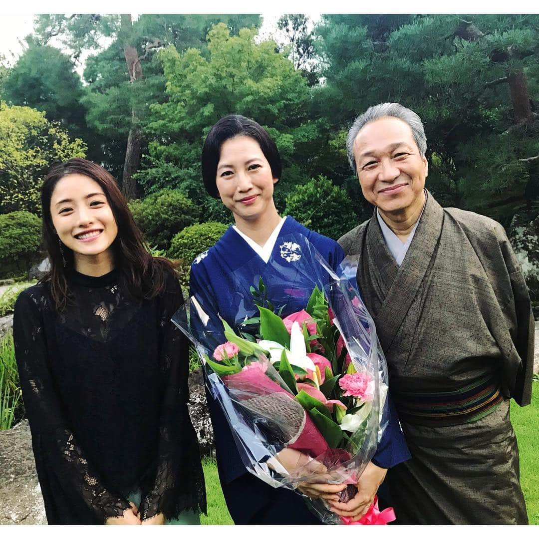 日本テレビ「高嶺の花」さんのインスタグラム写真 - (日本テレビ「高嶺の花」Instagram)「ルリ子役の #戸田菜穂 さんは月島家の市松(#小日向文世)とのシーンでのオールアップ。  色々あったルリ子さんですが、最後は意外にもホッコリする素敵なシーンでした☆ きわどいシーンにも体当たりで撮影に臨んでいただき感謝です！  ありがとうございました！  #石原さとみ #芳根京子」9月25日 17時51分 - takanehana_ntv