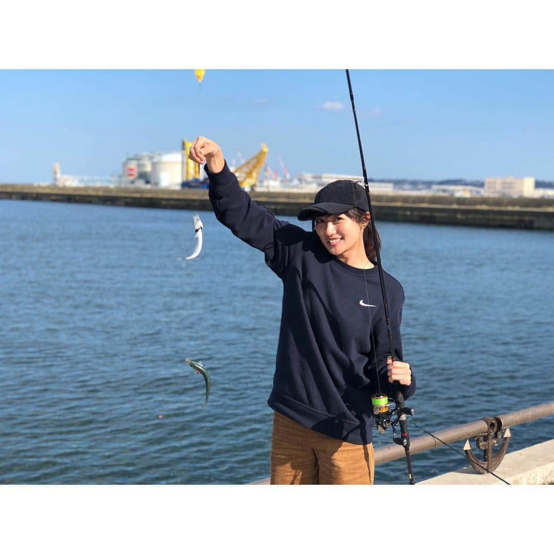 奥山かずささんのインスタグラム写真 - (奥山かずさInstagram)「地元の近くで釣りをしました。🐟 . 一緒に行った友達が竿投げるたびルアー？ジグ？を失くしてて面白かったです。 その人は私に「水面と対話しろ」「竿の先を読め」とアドバイスをくれたり、何故か空を見て「潮の流れが変わったな…」と呟いたりしてたけど、1匹も釣れてませんでした。でも釣りを教えてくれてありがとうございます。本当に楽しかった！ 今回は魚とのファイトを楽しんだけど、釣った魚を持って帰って料理するのも、楽しそう☺️」9月25日 18時08分 - kazusa_okuyama_official