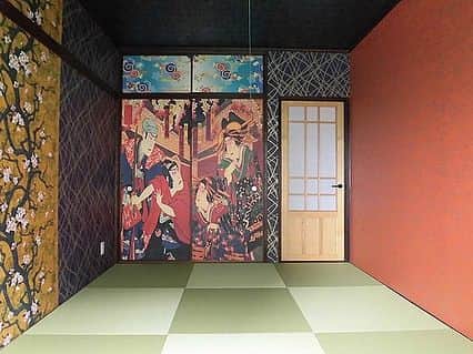 LIFULL HOME'S(ライフルホームズ)公式のインスタグラム：「とっても個性的な和室があるね～っ！どこかのお店みたいっ 他のお部屋もおしゃれで素敵だよっ！外国のお友達を呼んでも喜びそうだねっ！ 【大阪府東大阪市】 https://www.homes.co.jp/chintai/b-1131970014659/ #ライフルホームズすごいおウチ #ライフルホームズ #LIFULLHOMES #ホームズ #ホームズくん #芸術 #暮らし #住宅 #Living #襖 #nice #instagood #間取り #floorplan #JAPAN #art #design #デザイン #cool #絵 #豪華 #江戸 #和風 #大阪市 #大阪」